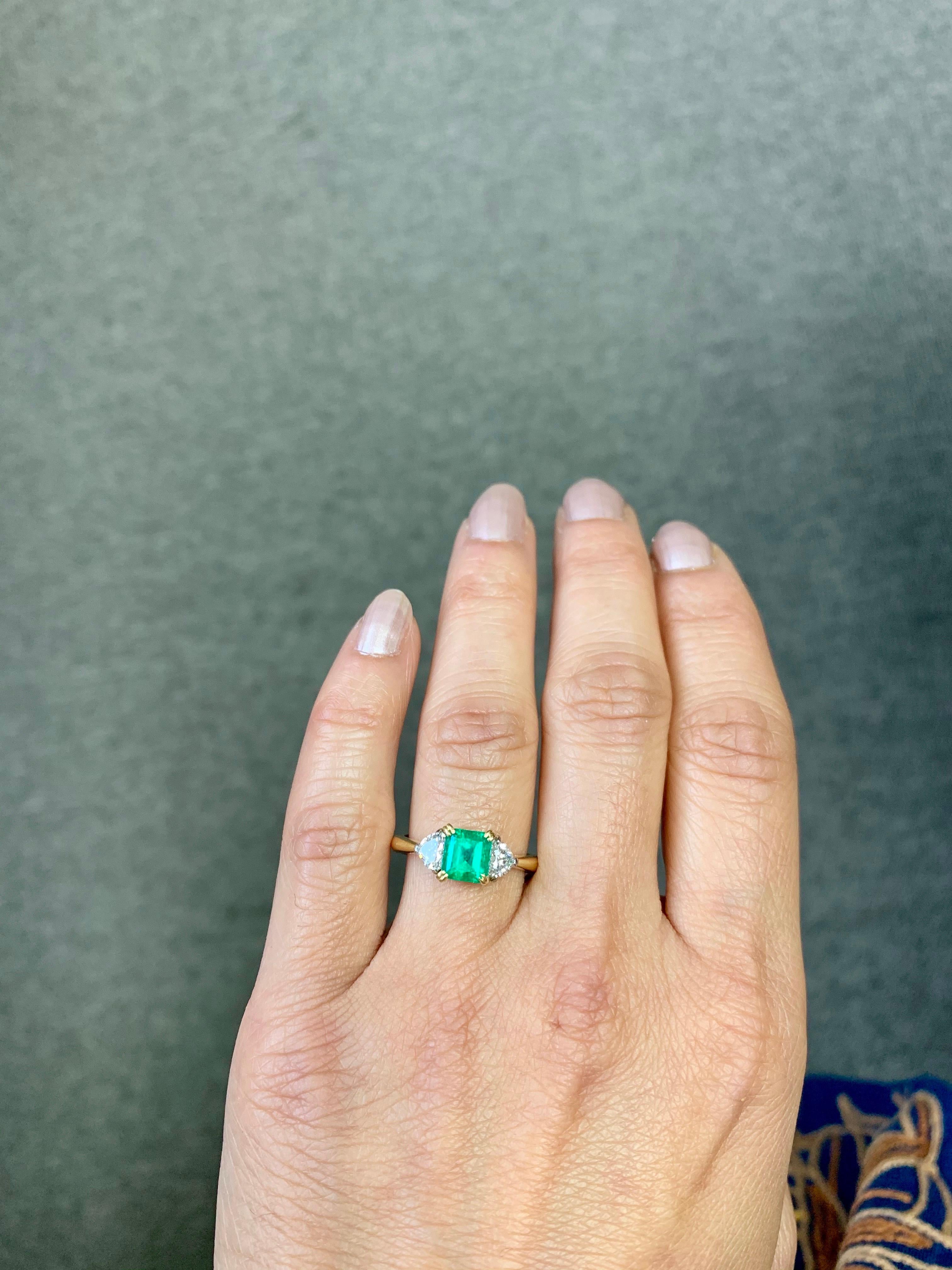 Emerald and Diamond Engagement Ring in 18 Karat White Gold For Sale 1