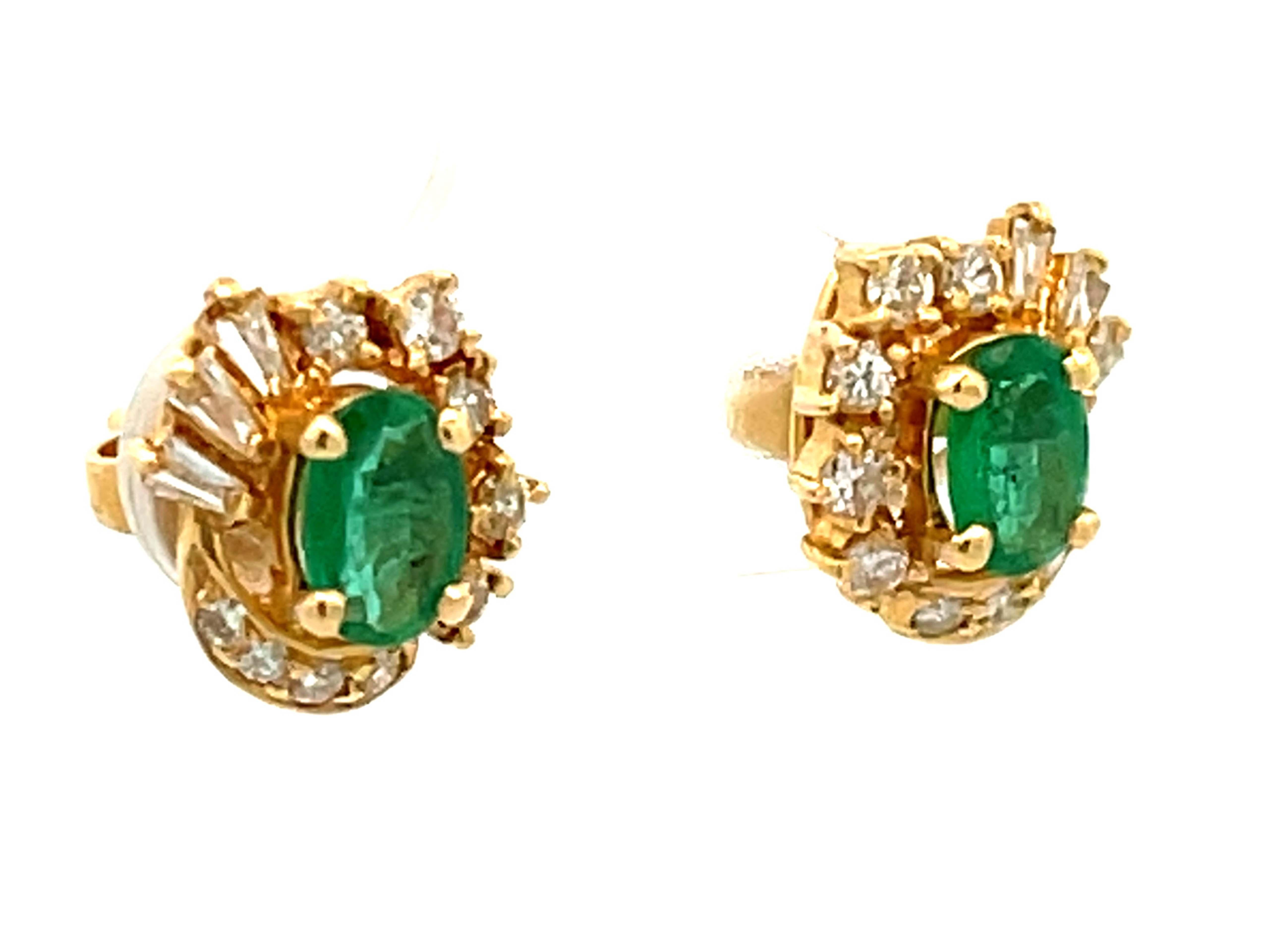 Modern Columbian Emerald and Diamond Halo Stud Earrings in 18k Yellow Gold For Sale