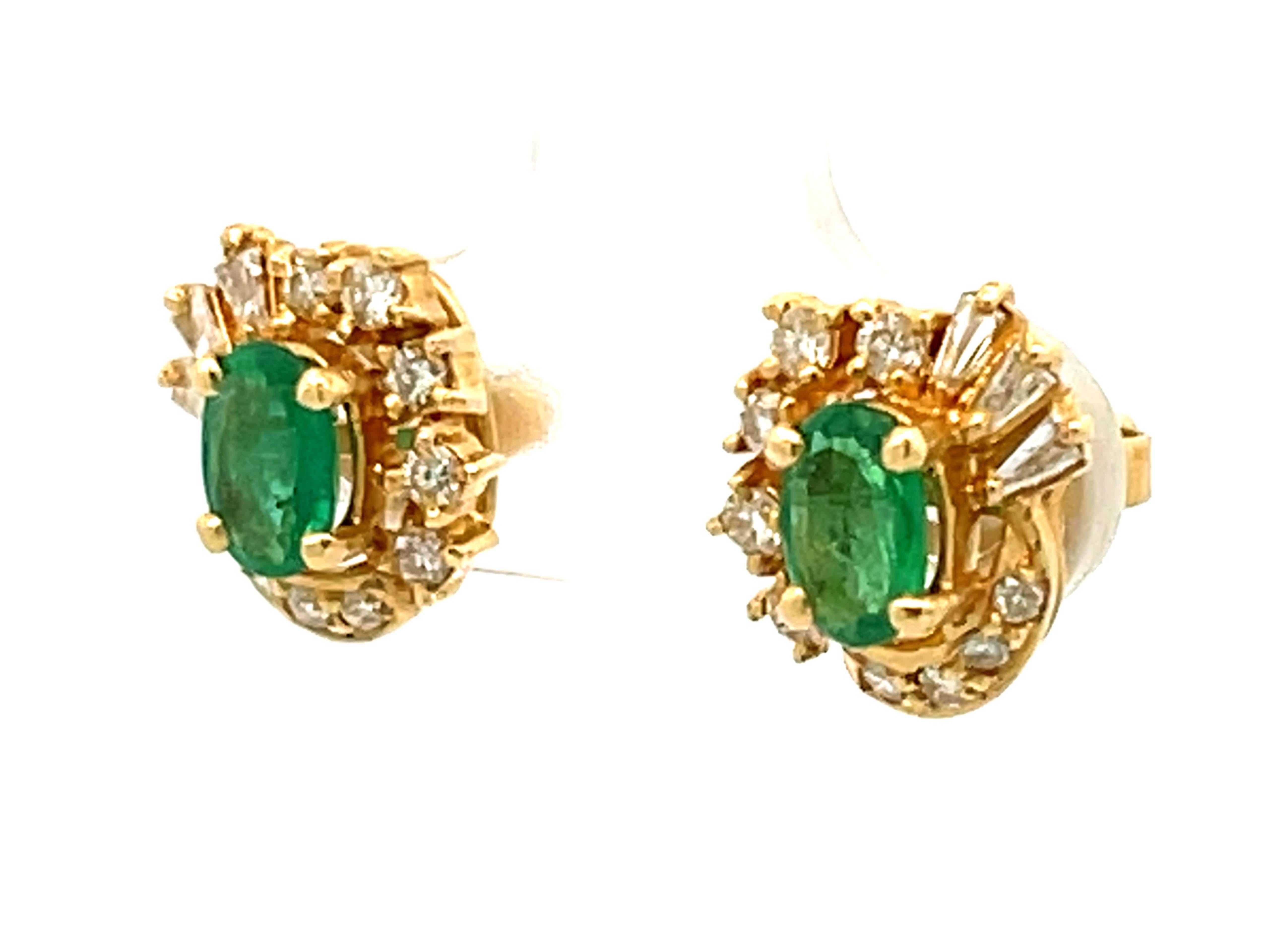 Brilliant Cut Columbian Emerald and Diamond Halo Stud Earrings in 18k Yellow Gold For Sale