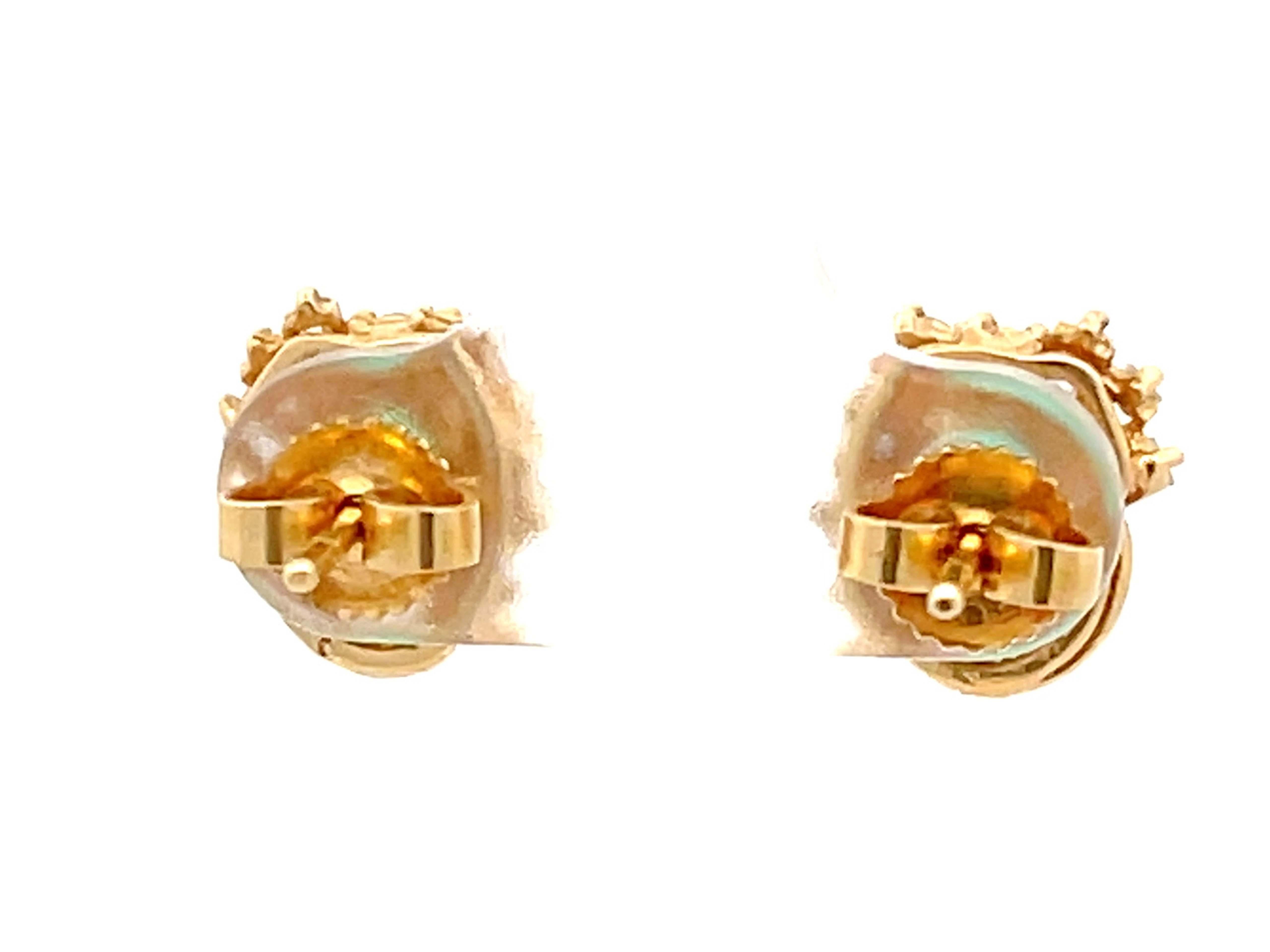 Boucles d'oreilles en or jaune 18 carats, émeraude de Colombie et halo de diamants en vente 1
