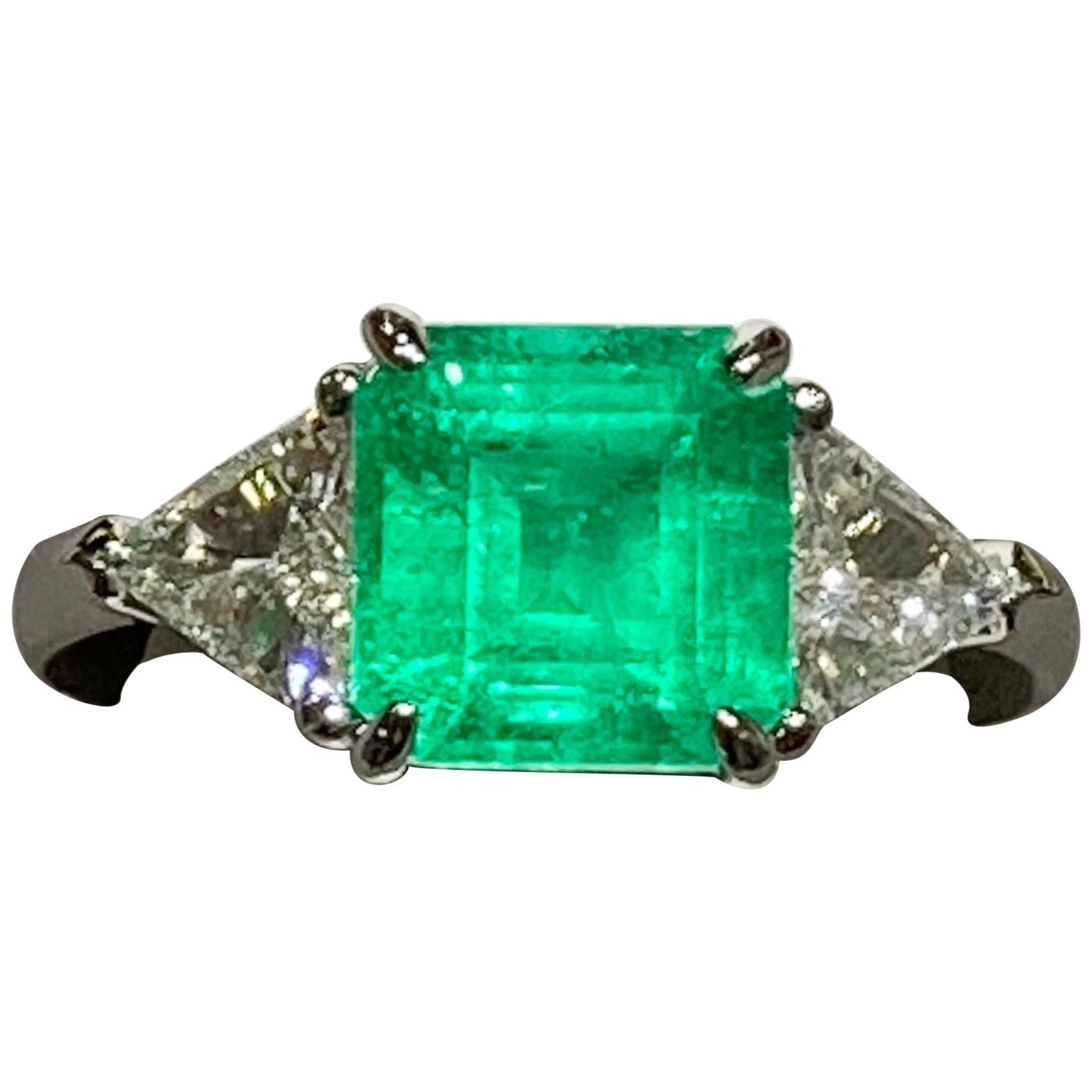 Columbian Emerald and Diamond Platinum Ring For Sale
