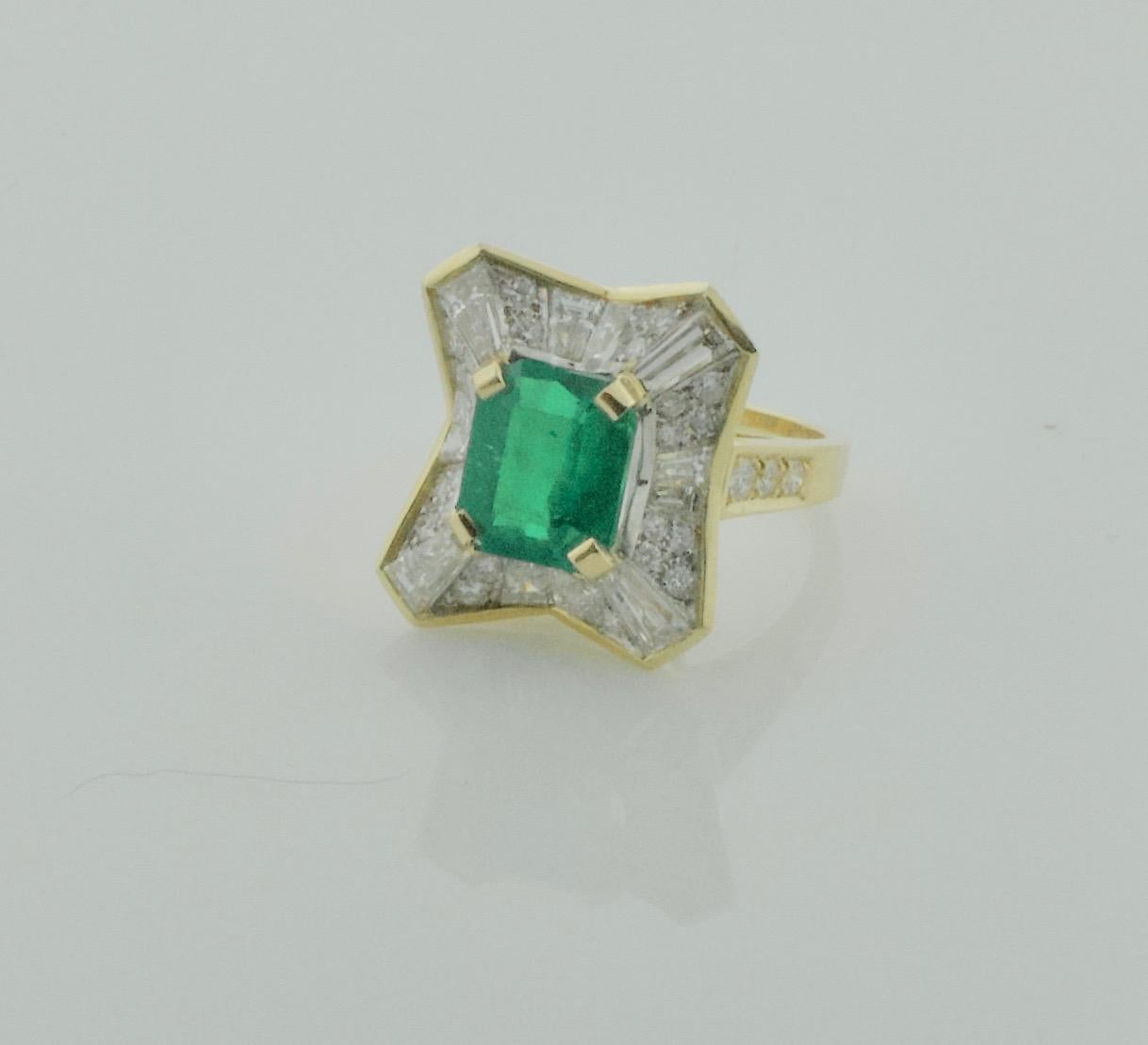 Modern Colombian Emerald and Diamond Ring 3.27 with GIA Certification in 18 Karat For Sale