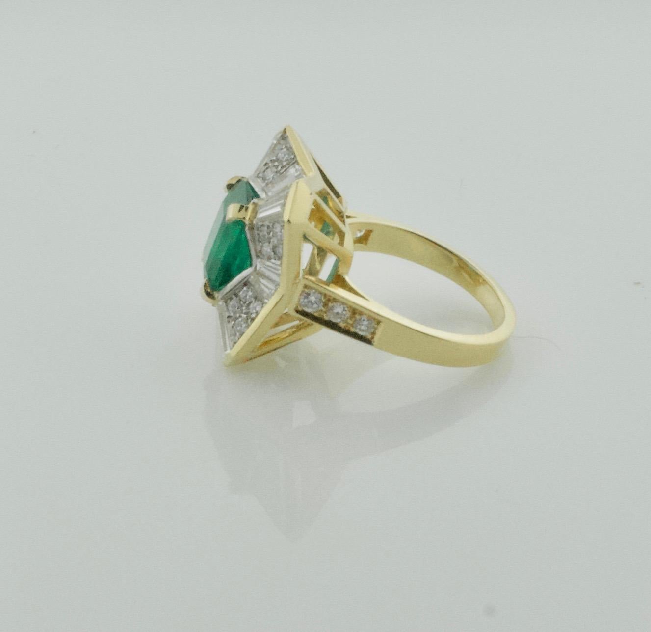 Colombian Emerald and Diamond Ring 3.27 with GIA Certification in 18 Karat For Sale 1