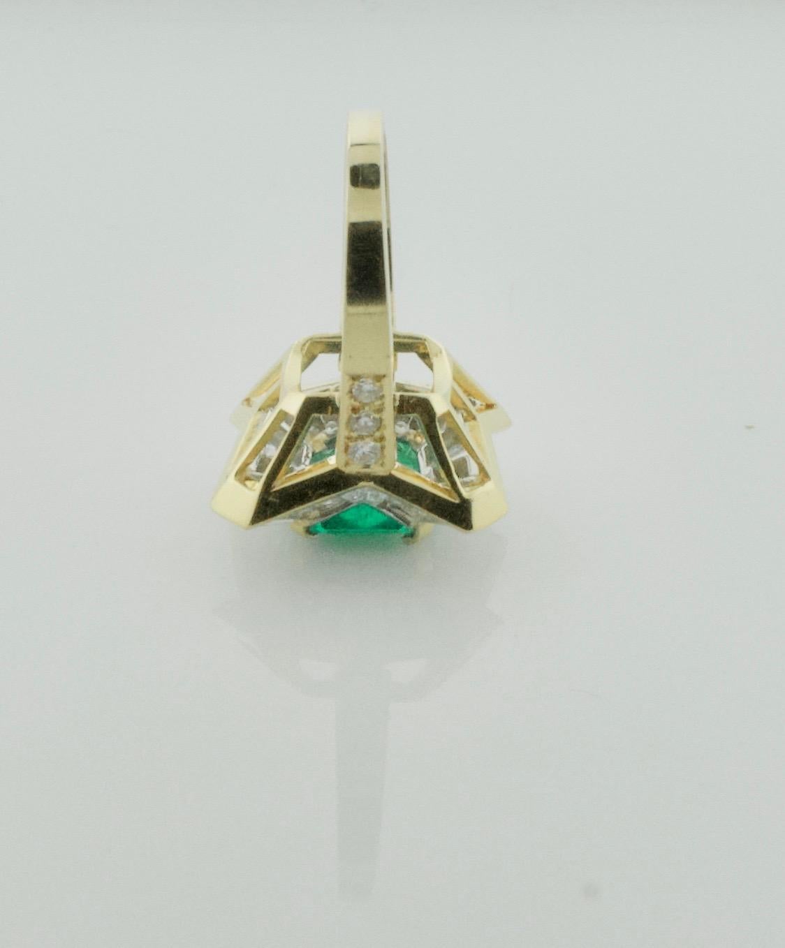 Colombian Emerald and Diamond Ring 3.27 with GIA Certification in 18 Karat For Sale 3