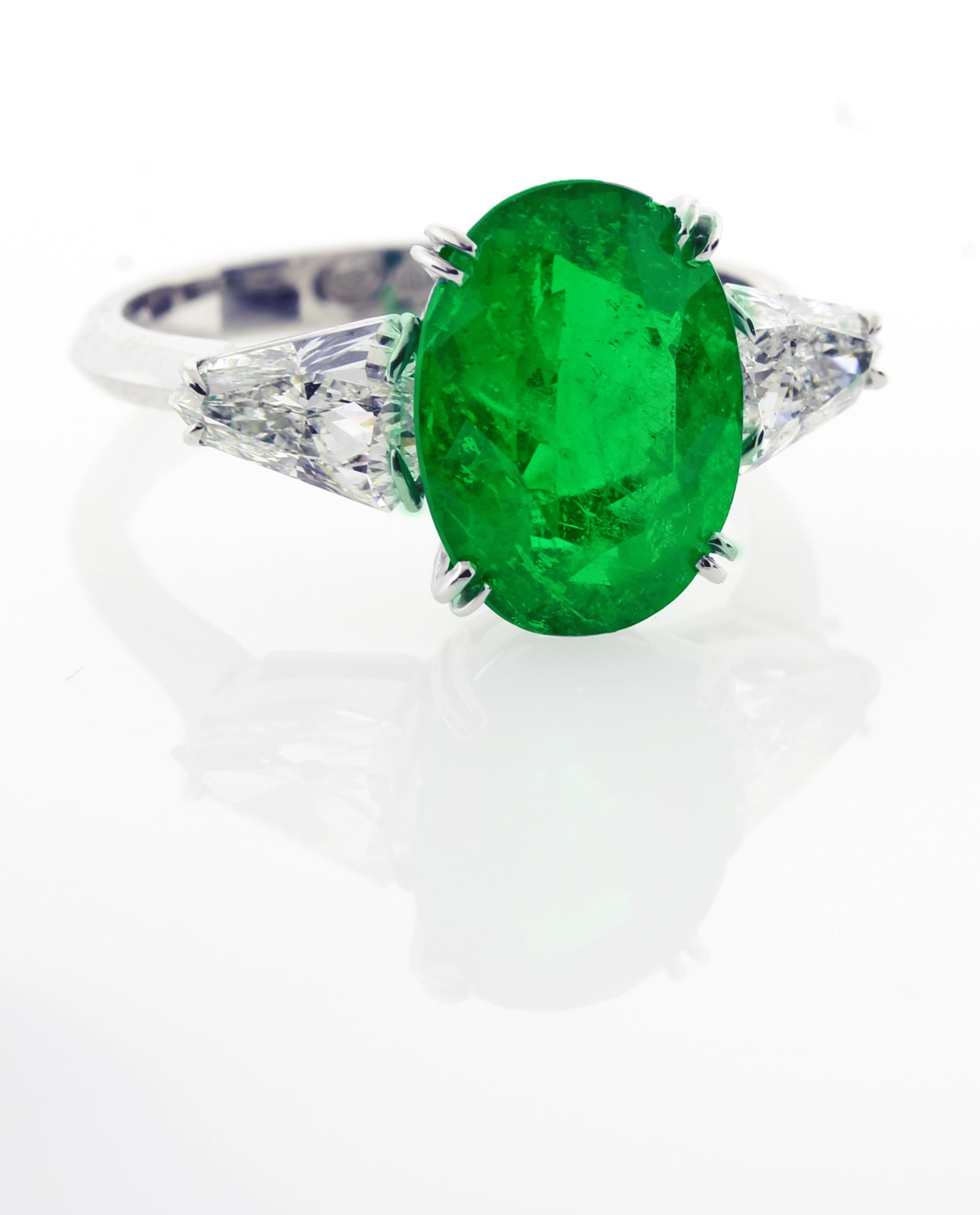 kolumbianischer Smaragd- und Diamantring von Pampillonia (Smaragdschliff) im Angebot