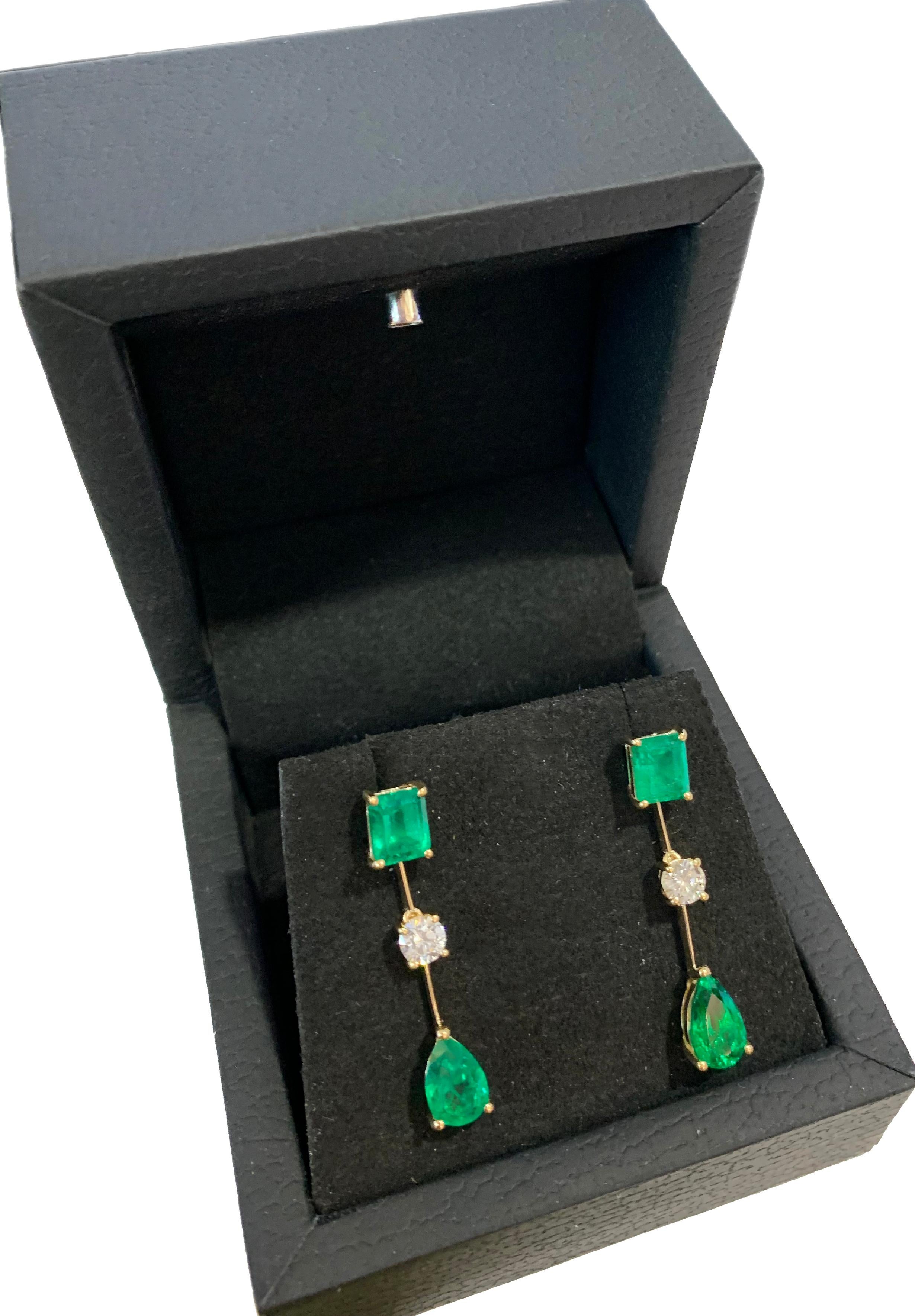 Columbian Emerald & Diamond Earrings in Yellow Gold In New Condition For Sale In New York, NY
