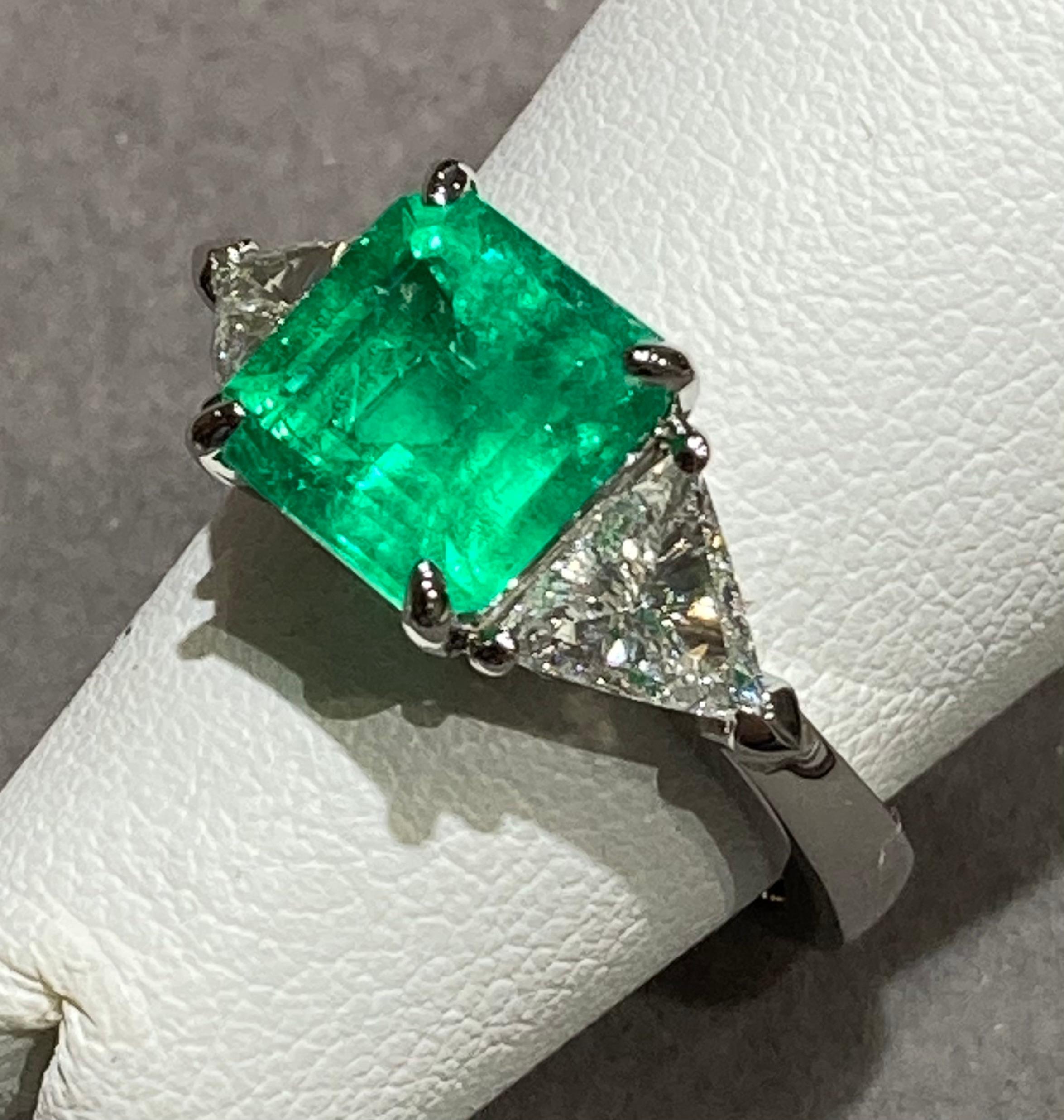 Modern Columbian Emerald and Diamond Platinum Ring For Sale