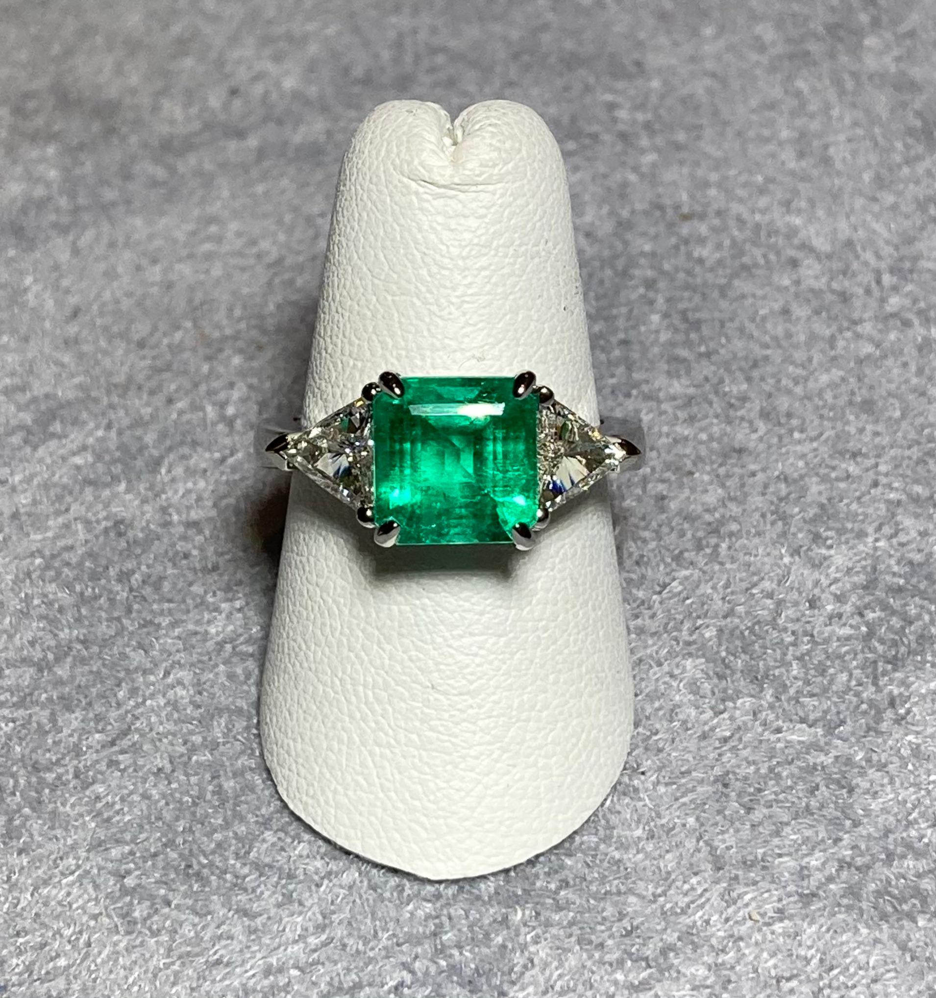Columbian Emerald and Diamond Platinum Ring In New Condition For Sale In Hingham, MA