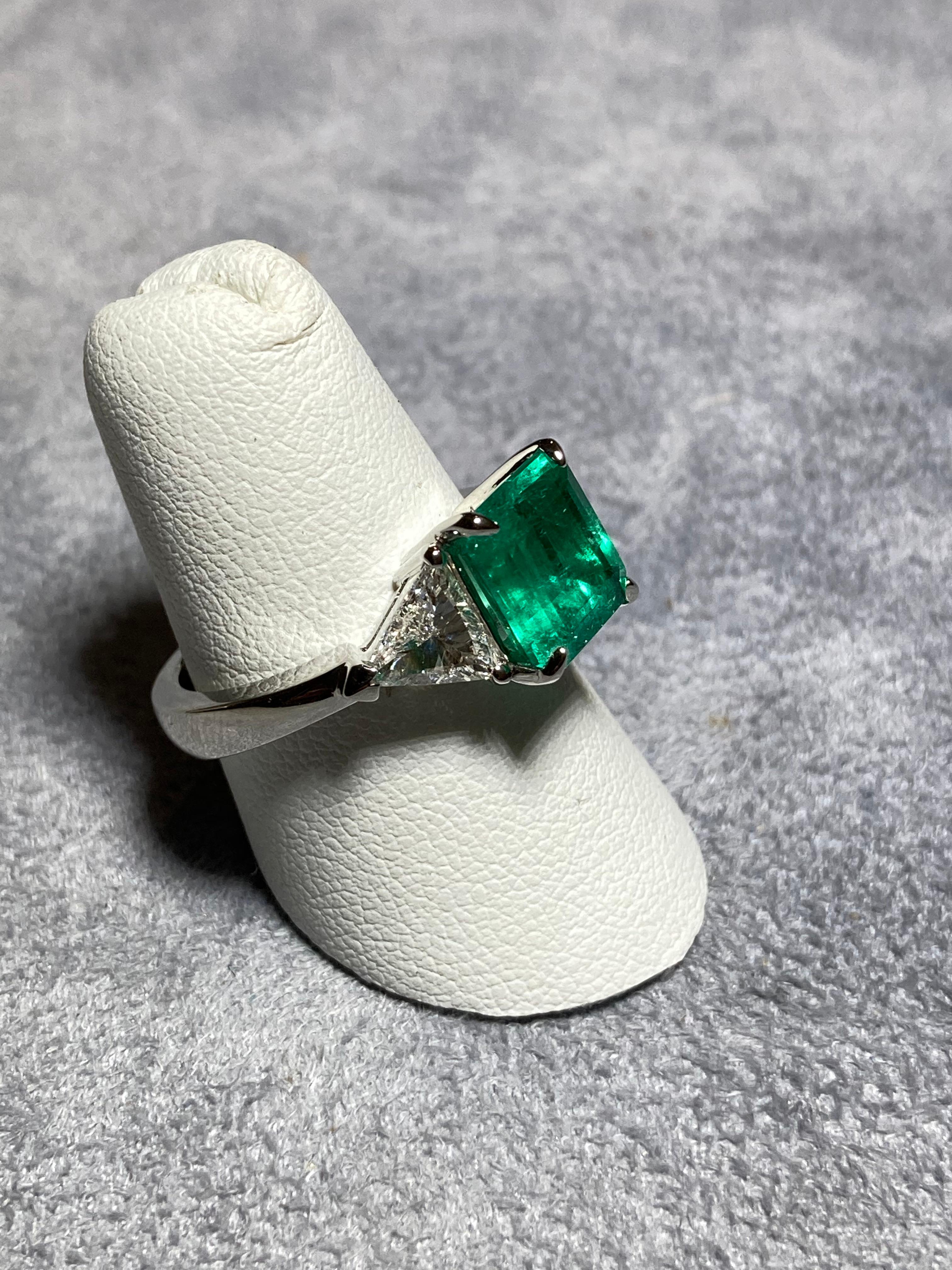 Women's Columbian Emerald and Diamond Platinum Ring For Sale