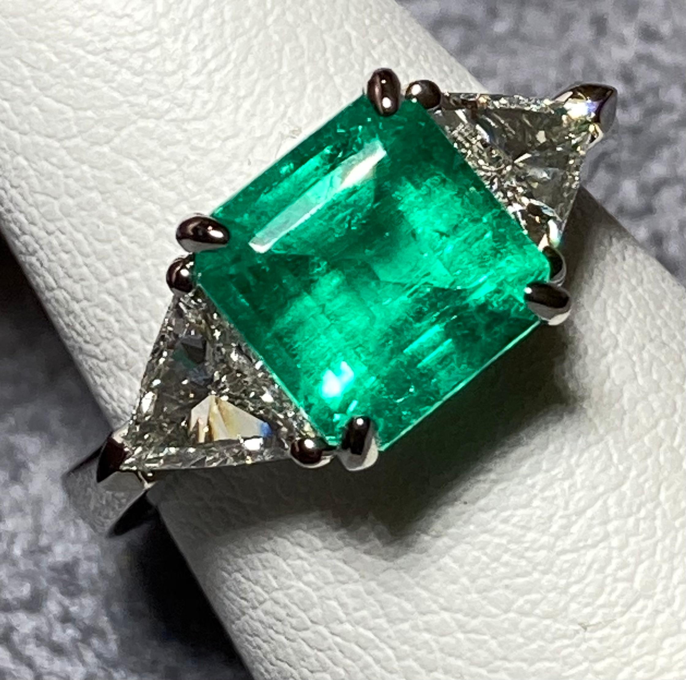 Columbian Emerald and Diamond Platinum Ring For Sale 1