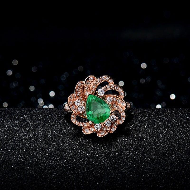 Contemporary Columbian Emerald Diamond Ring 18 Karat Rose Gold For Sale