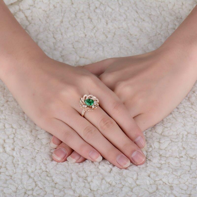 Women's or Men's Columbian Emerald Diamond Ring 18 Karat Rose Gold For Sale