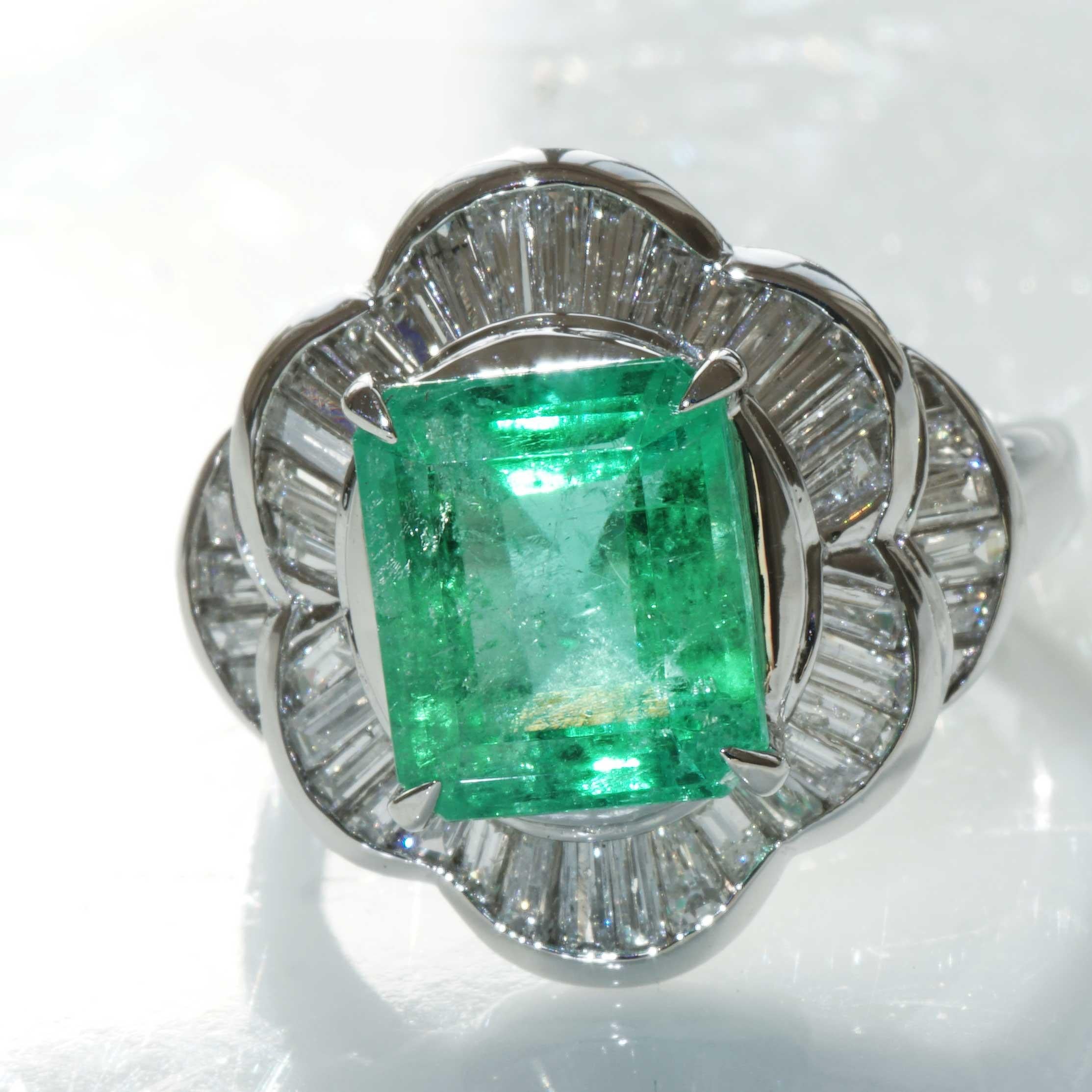 Modern Columbian Emerald Diamond Ring Platinum 3.11 ct 0.85 ct a Gem of the Top Leage For Sale