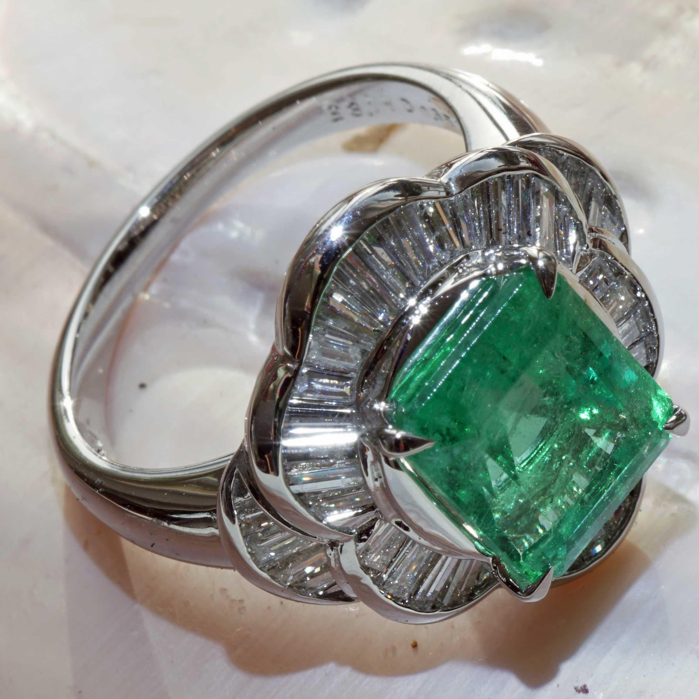 Columbian Emerald Diamond Ring Platinum 3.11 ct 0.85 ct a Gem of the Top Leage For Sale 2