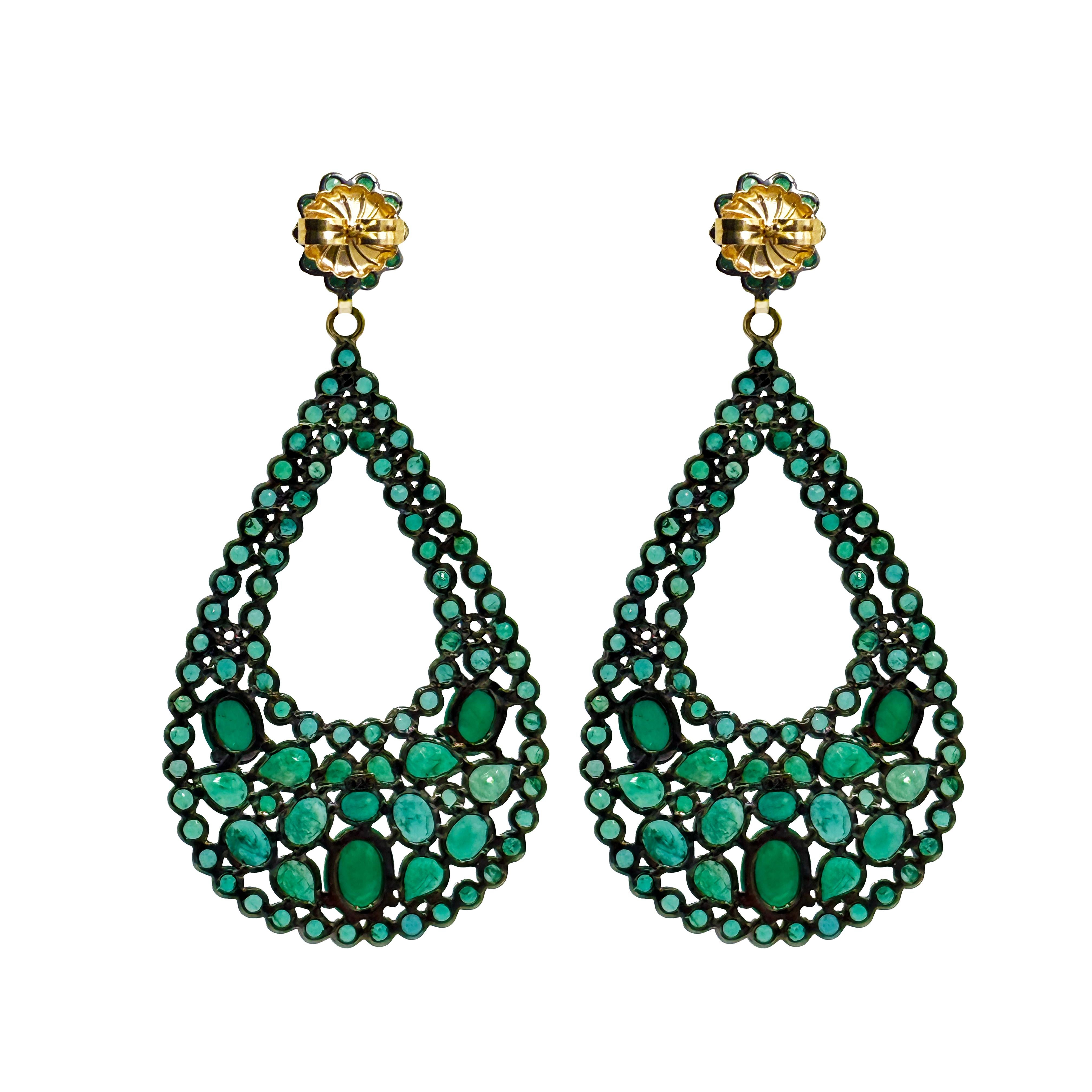 Descrizione
Vibranti orecchini di smeraldo colombiano da 24 carati, con un design femminile a forma di pera, caratterizzato da un bellissimo mix di  forme e dimensioni sfaccettate e cabochon con delicati accenti di diamante.
Articolo #