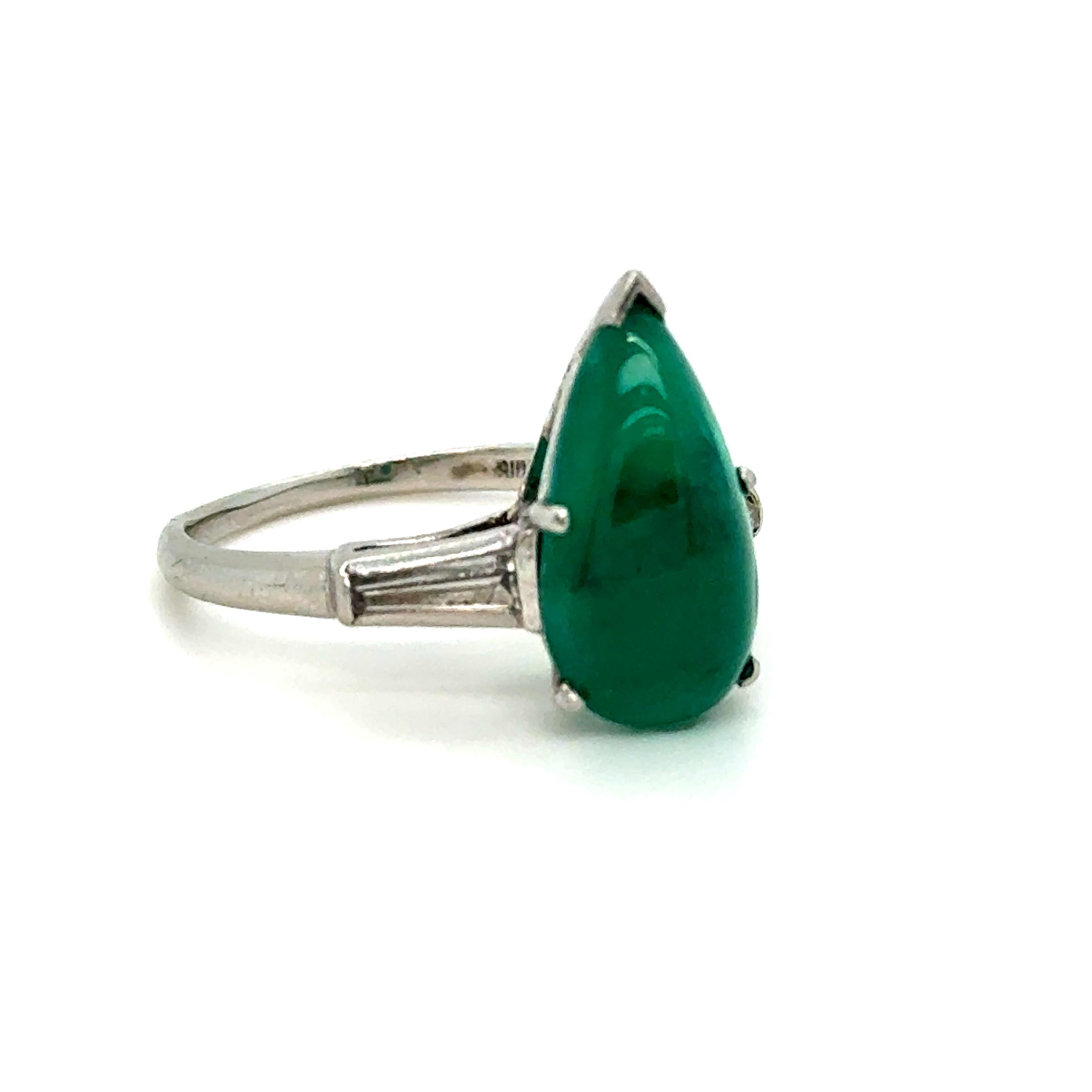 Kennen Sie das, wenn Sie das perfekte Stück finden und sich sofort verlieben? Liebe auf den ersten Blick. Dieses aus Platin gefertigte Design ist ein Klassiker - ein schlichtes Drei-Stein-Design mit Diamanten im Baguetteschliff an beiden Seiten und