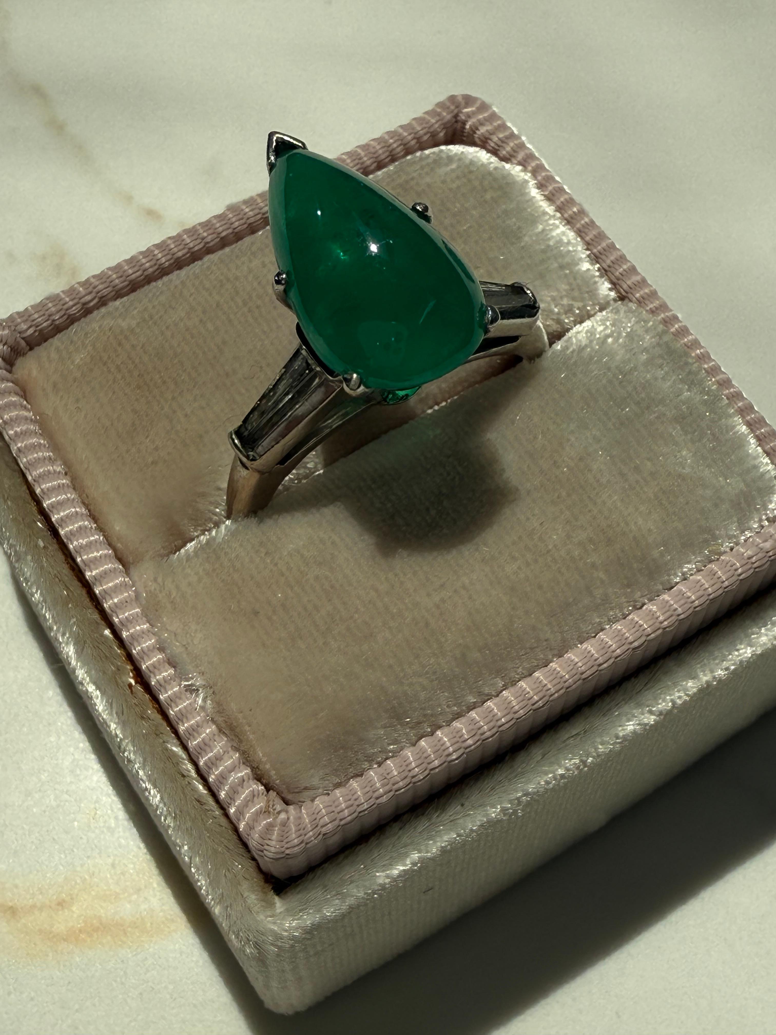 Columbianischer Smaragd Platin Diamant Vintage-Hochzeitsring mit GIA-zertifiziertem Smaragd. (Tropfenschliff) im Angebot