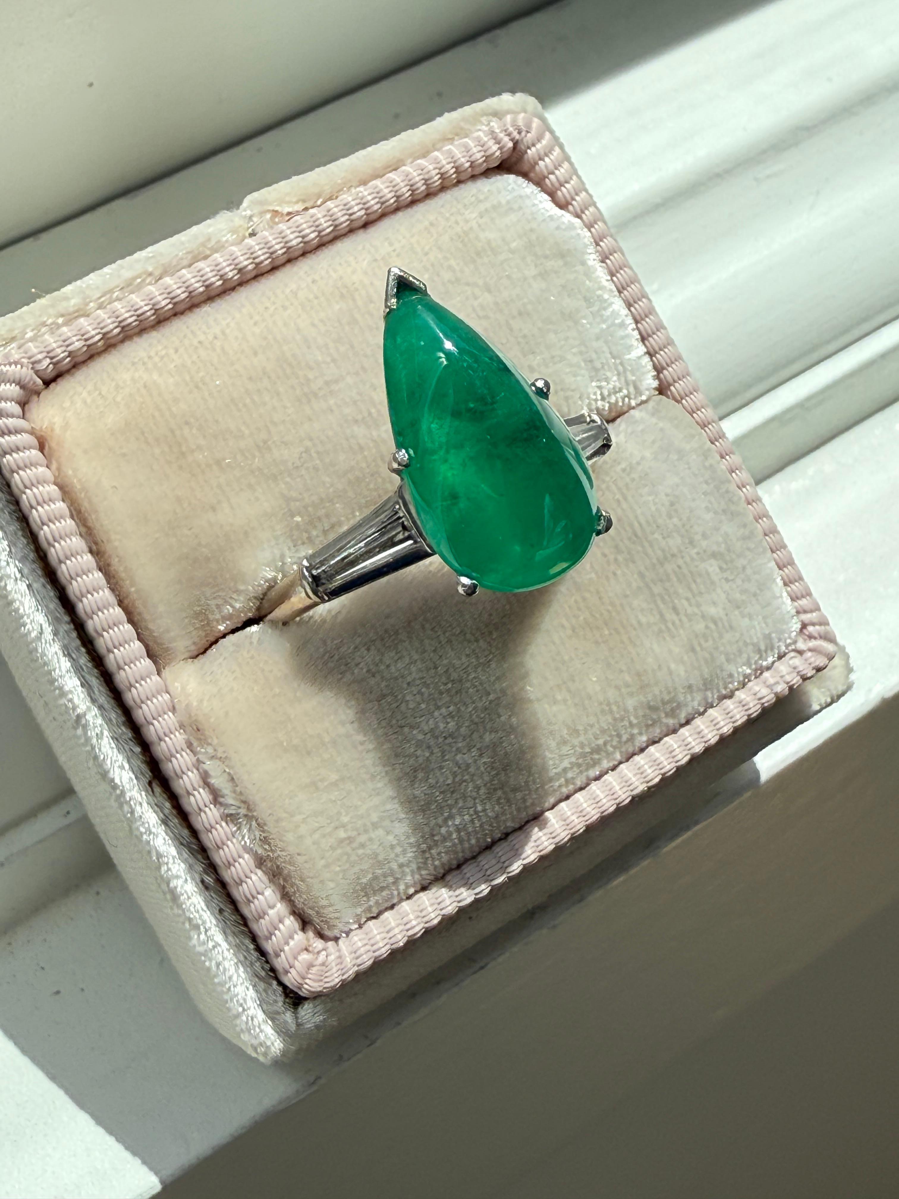 Columbianischer Smaragd Platin Diamant Vintage-Hochzeitsring mit GIA-zertifiziertem Smaragd. im Zustand „Gut“ im Angebot in San Francisco, CA