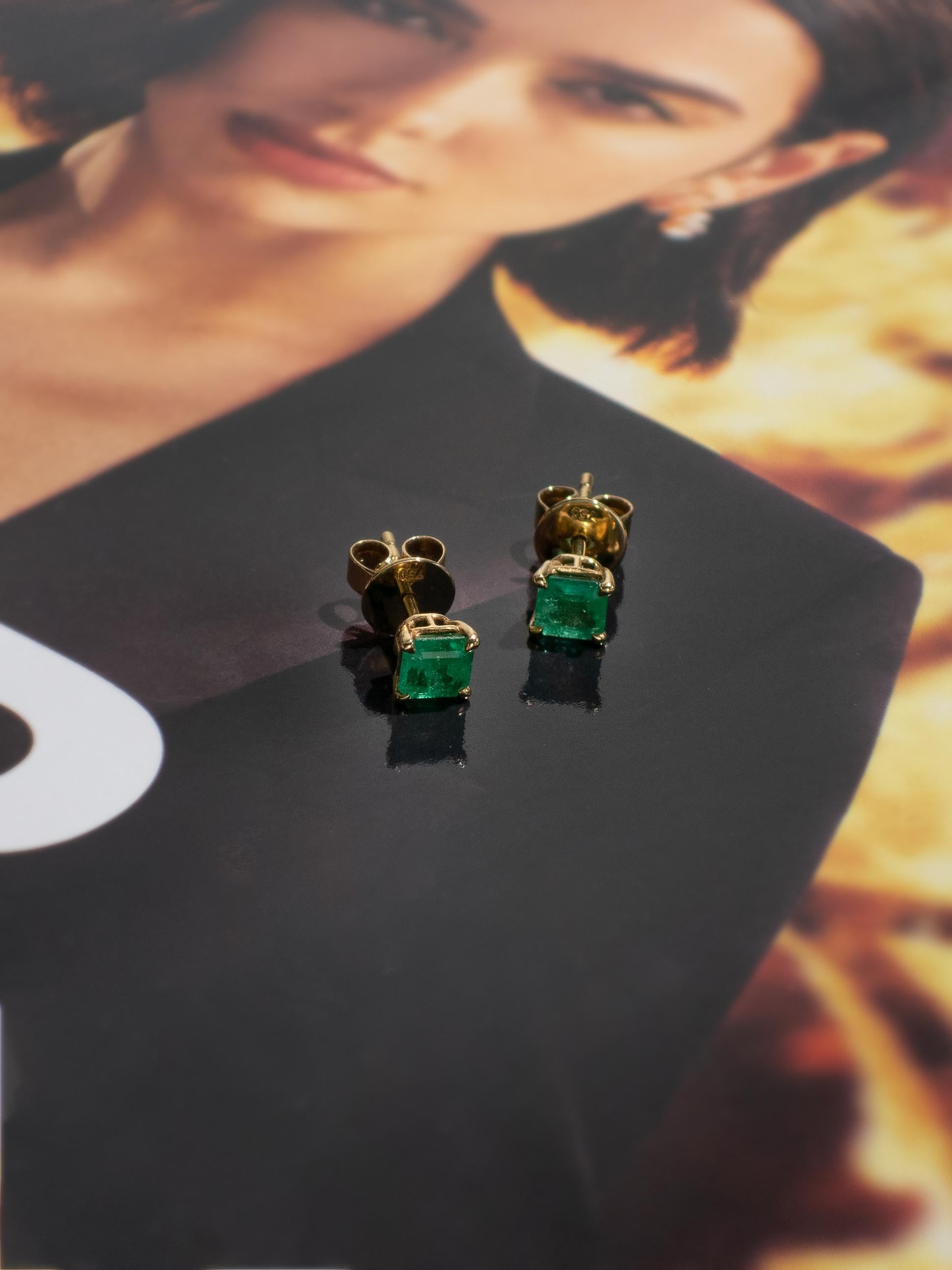Columbian Emerald Studs in 18k Yellow Gold In New Condition For Sale In Bangkok, TH