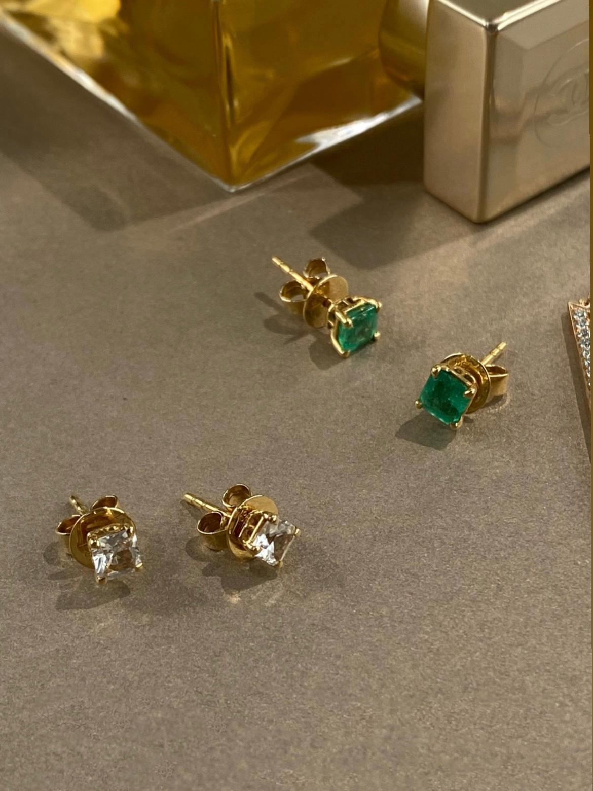 Columbian Emerald Studs in 18k Yellow Gold For Sale 1