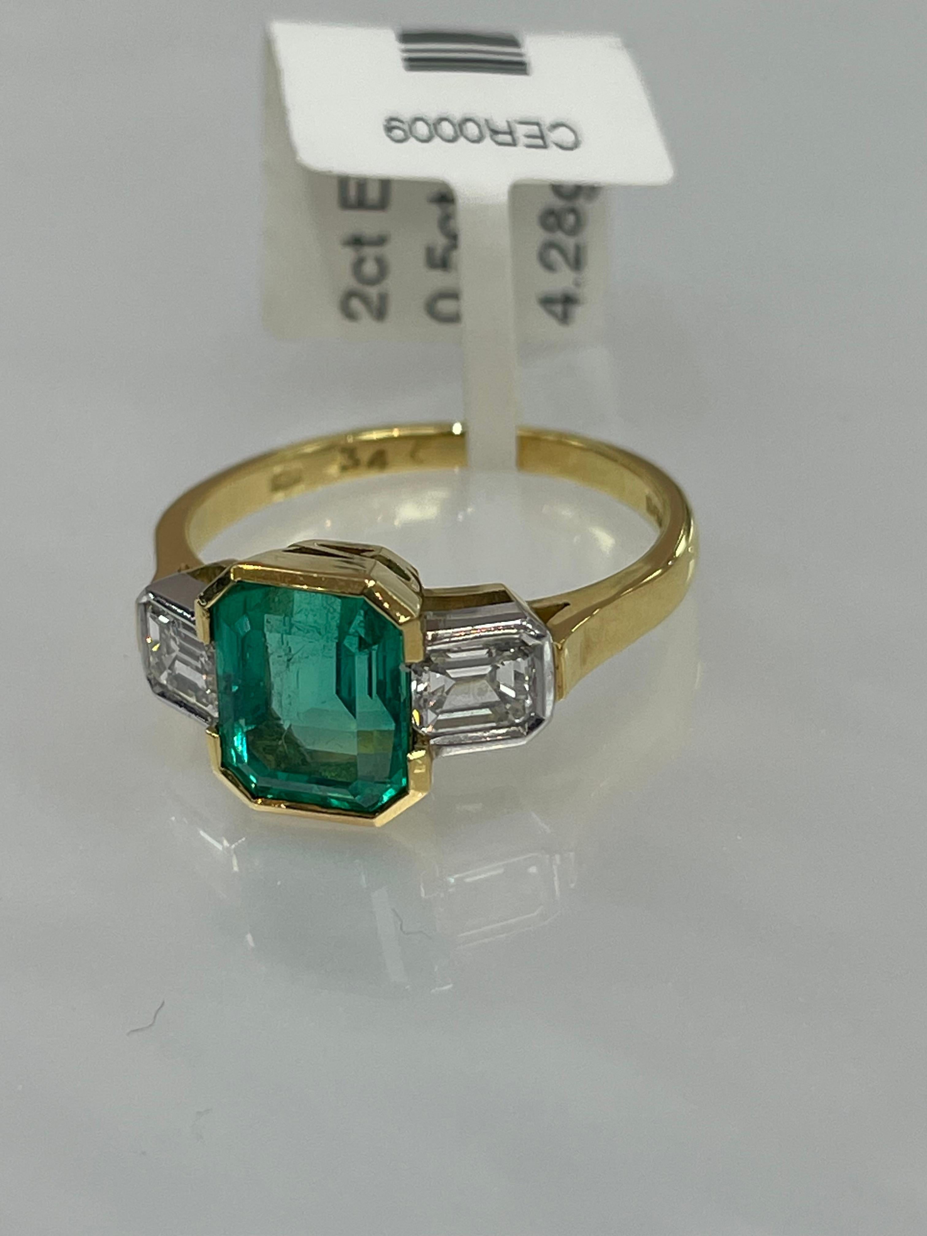 Bague d'inspiration Art déco avec trilogie d'émeraudes de Colombie et diamants en or 18 carats en vente 6