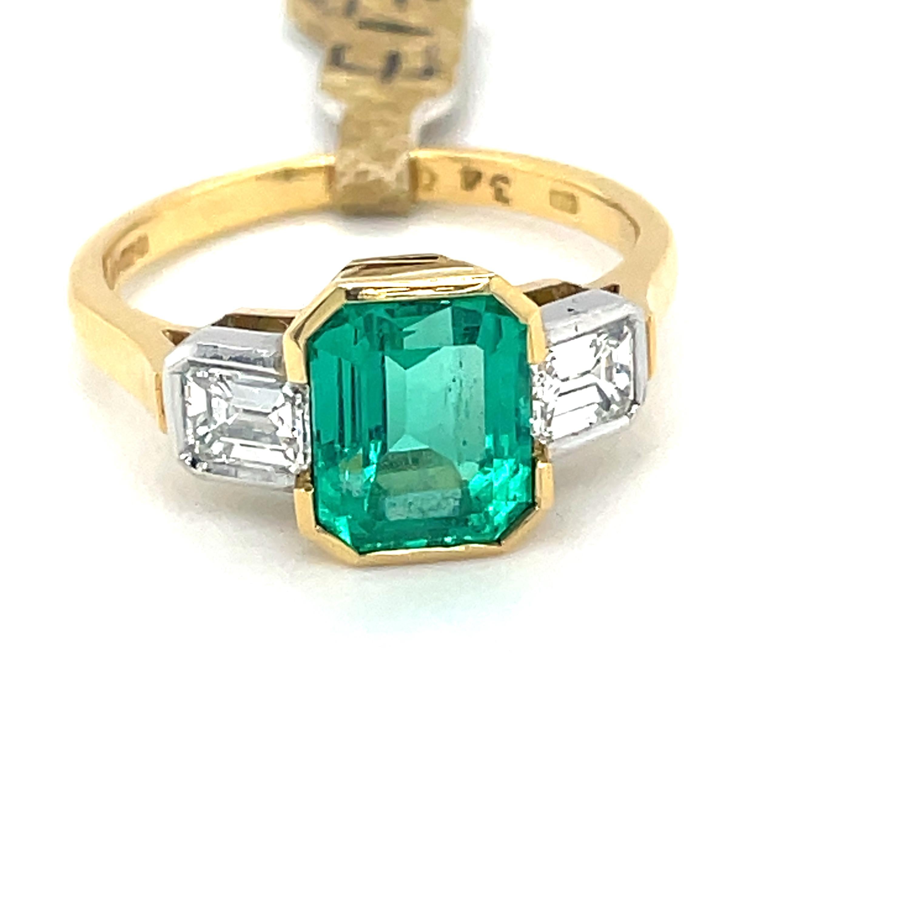 Taille émeraude Bague d'inspiration Art déco avec trilogie d'émeraudes de Colombie et diamants en or 18 carats en vente