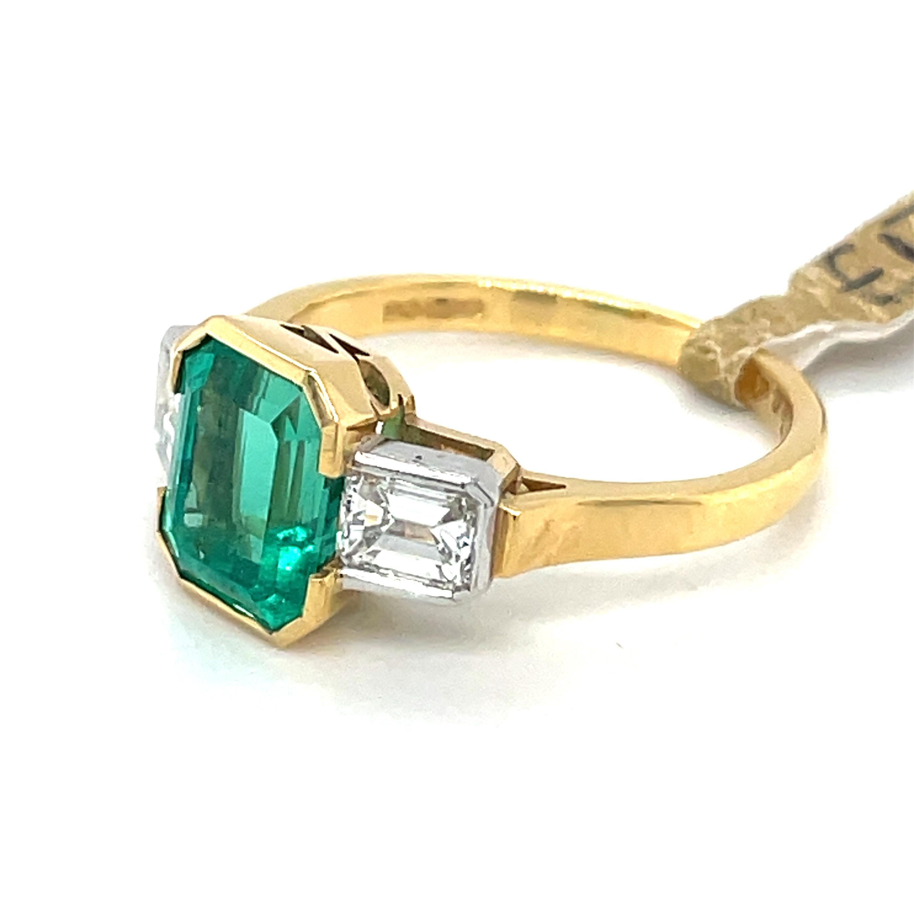 Bague d'inspiration Art déco avec trilogie d'émeraudes de Colombie et diamants en or 18 carats Bon état - En vente à London, GB
