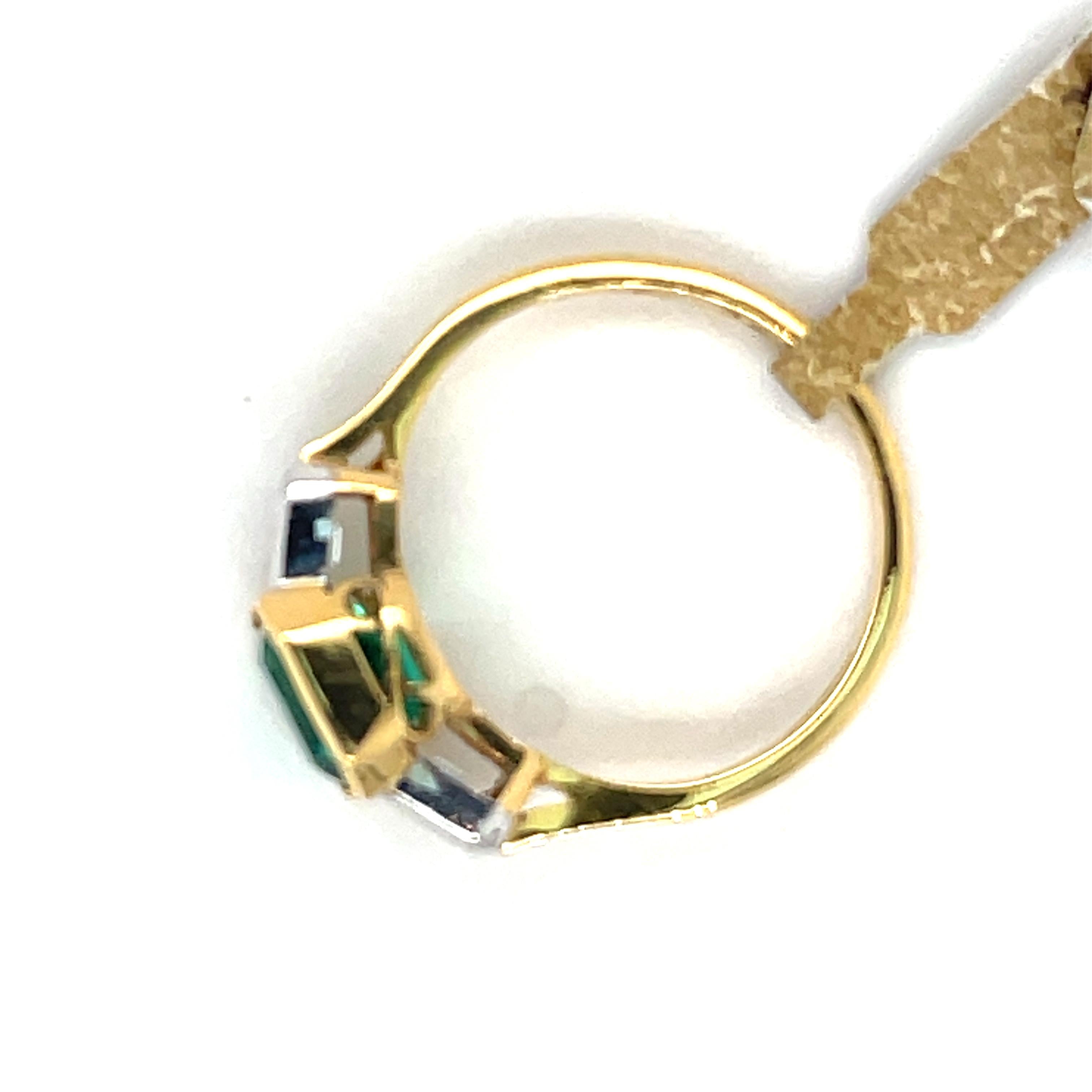Bague d'inspiration Art déco avec trilogie d'émeraudes de Colombie et diamants en or 18 carats Pour femmes en vente