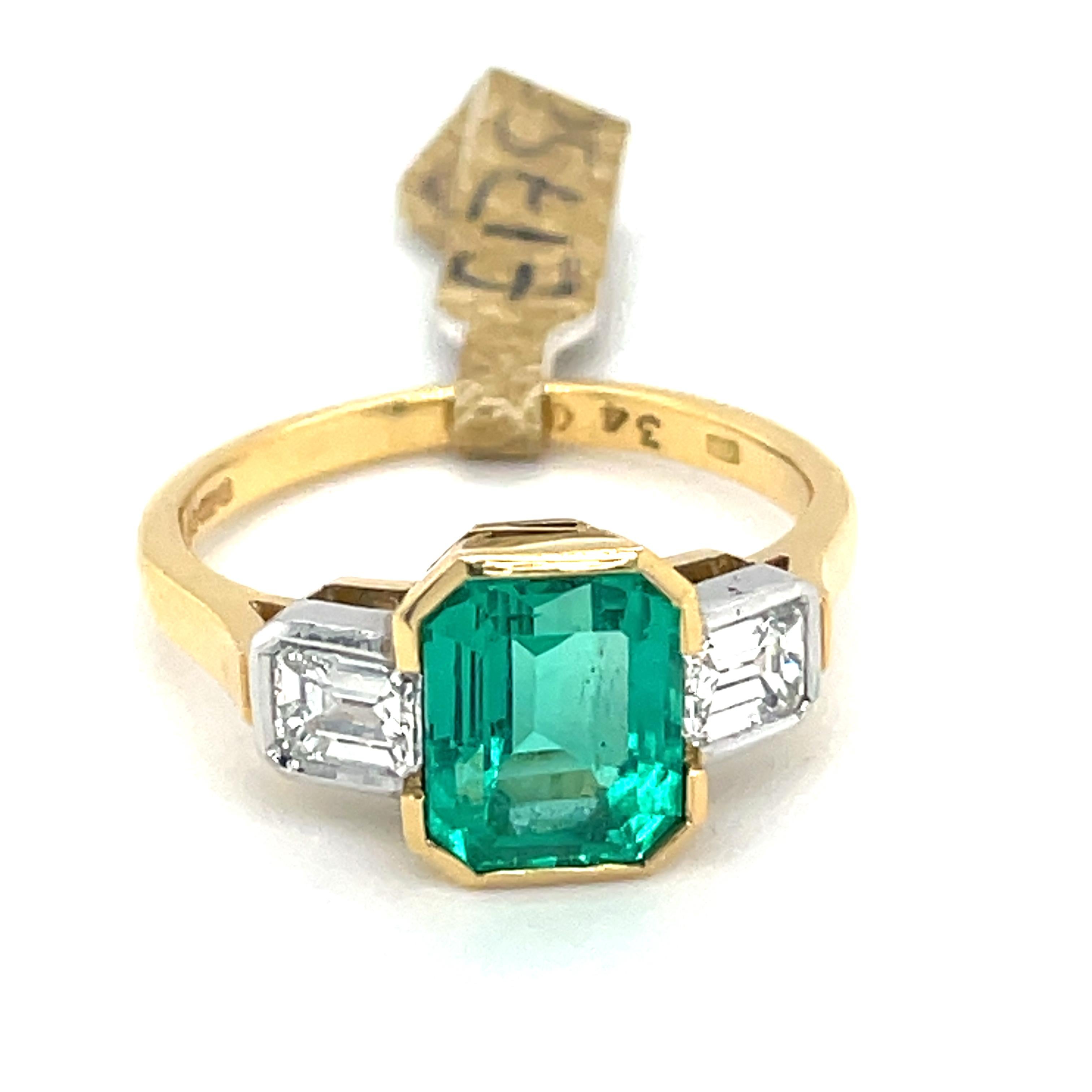 Bague d'inspiration Art déco avec trilogie d'émeraudes de Colombie et diamants en or 18 carats en vente 1