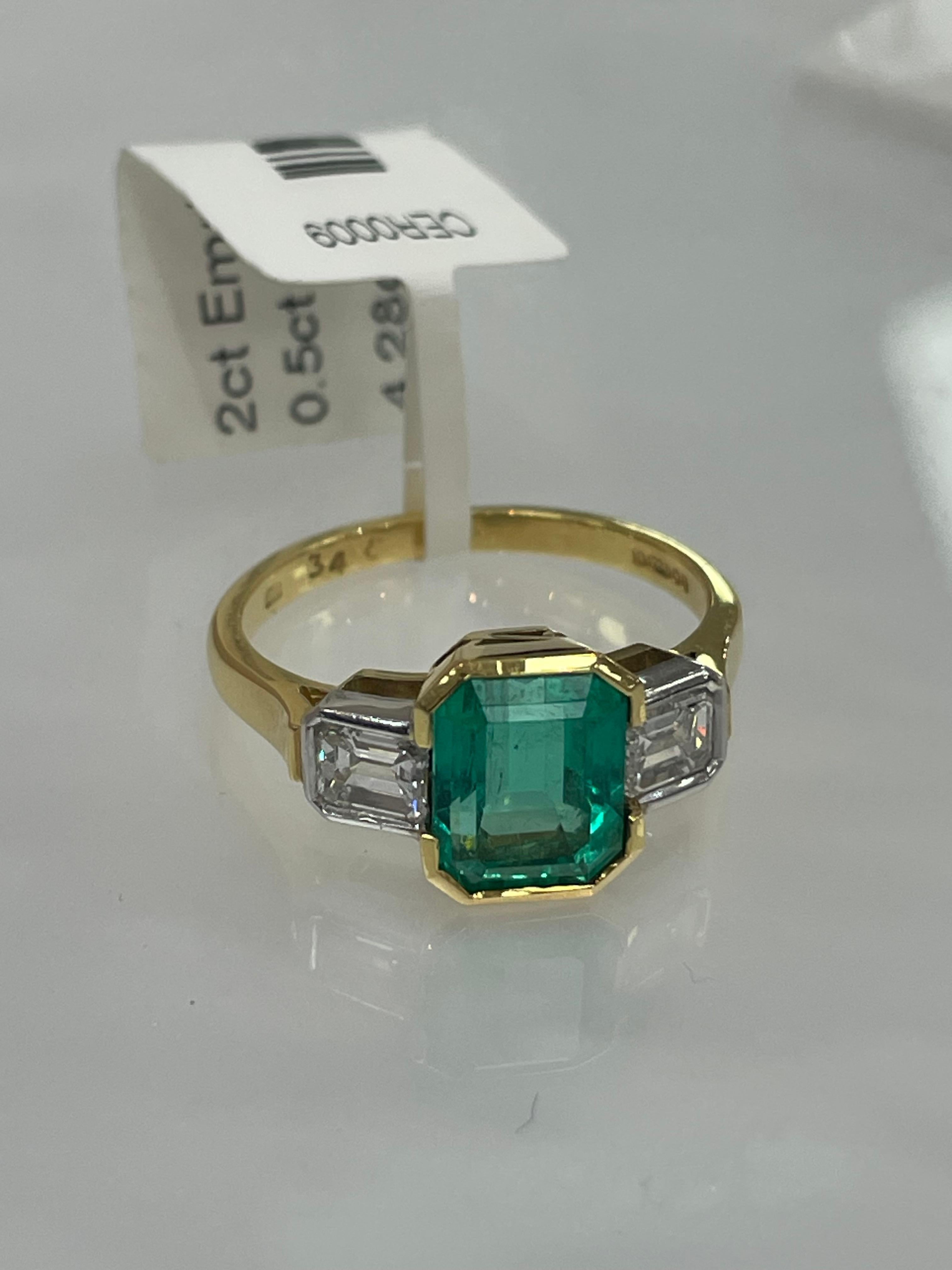 Bague d'inspiration Art déco avec trilogie d'émeraudes de Colombie et diamants en or 18 carats en vente 2