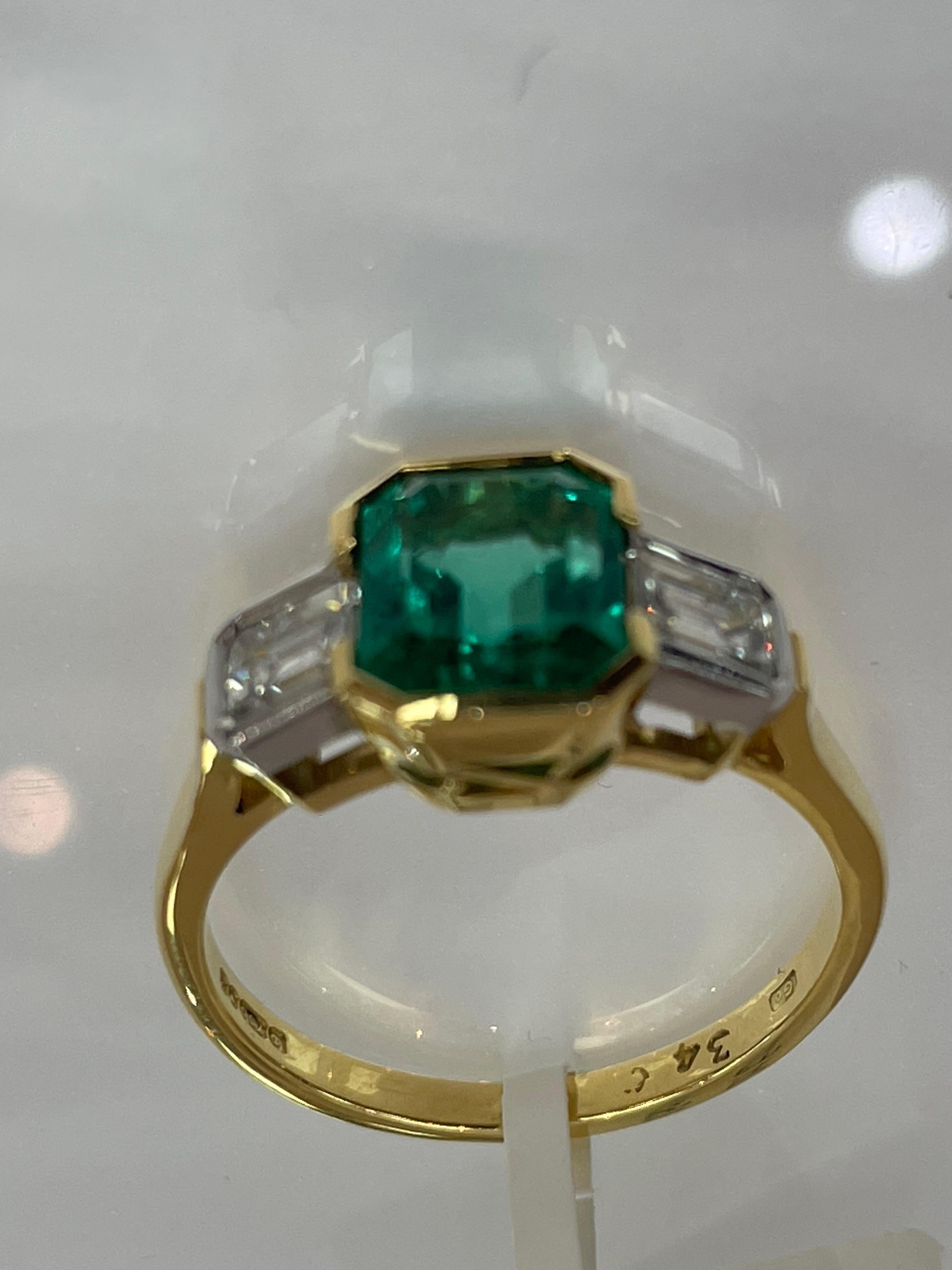 Bague d'inspiration Art déco avec trilogie d'émeraudes de Colombie et diamants en or 18 carats en vente 4