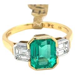 Bague d'inspiration Art déco avec trilogie d'émeraudes de Colombie et diamants en or 18 carats