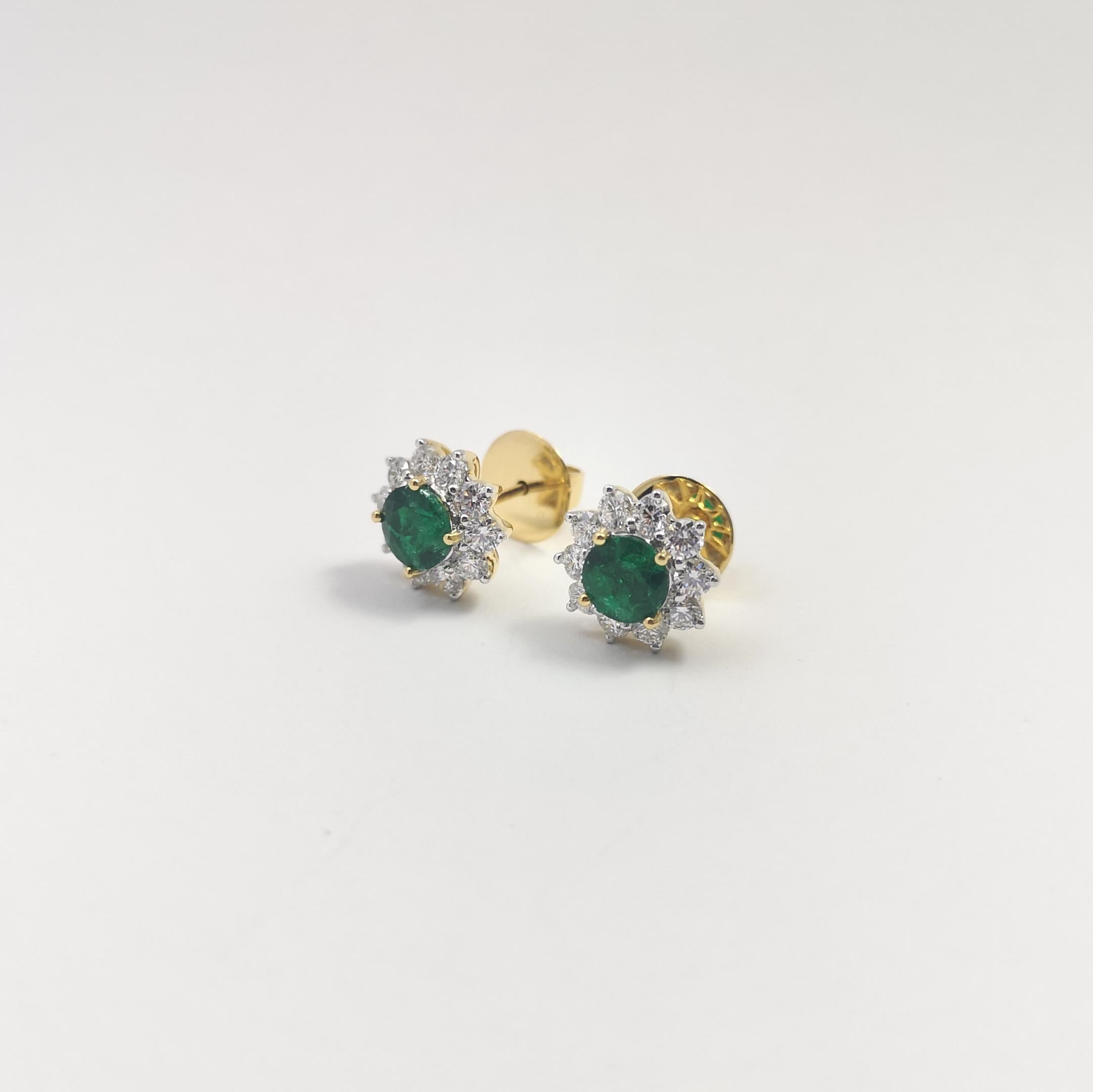 Columbian Emerald with Diamond Earrings set in 18K Gold Settings In New Condition For Sale In Bangkok, TH