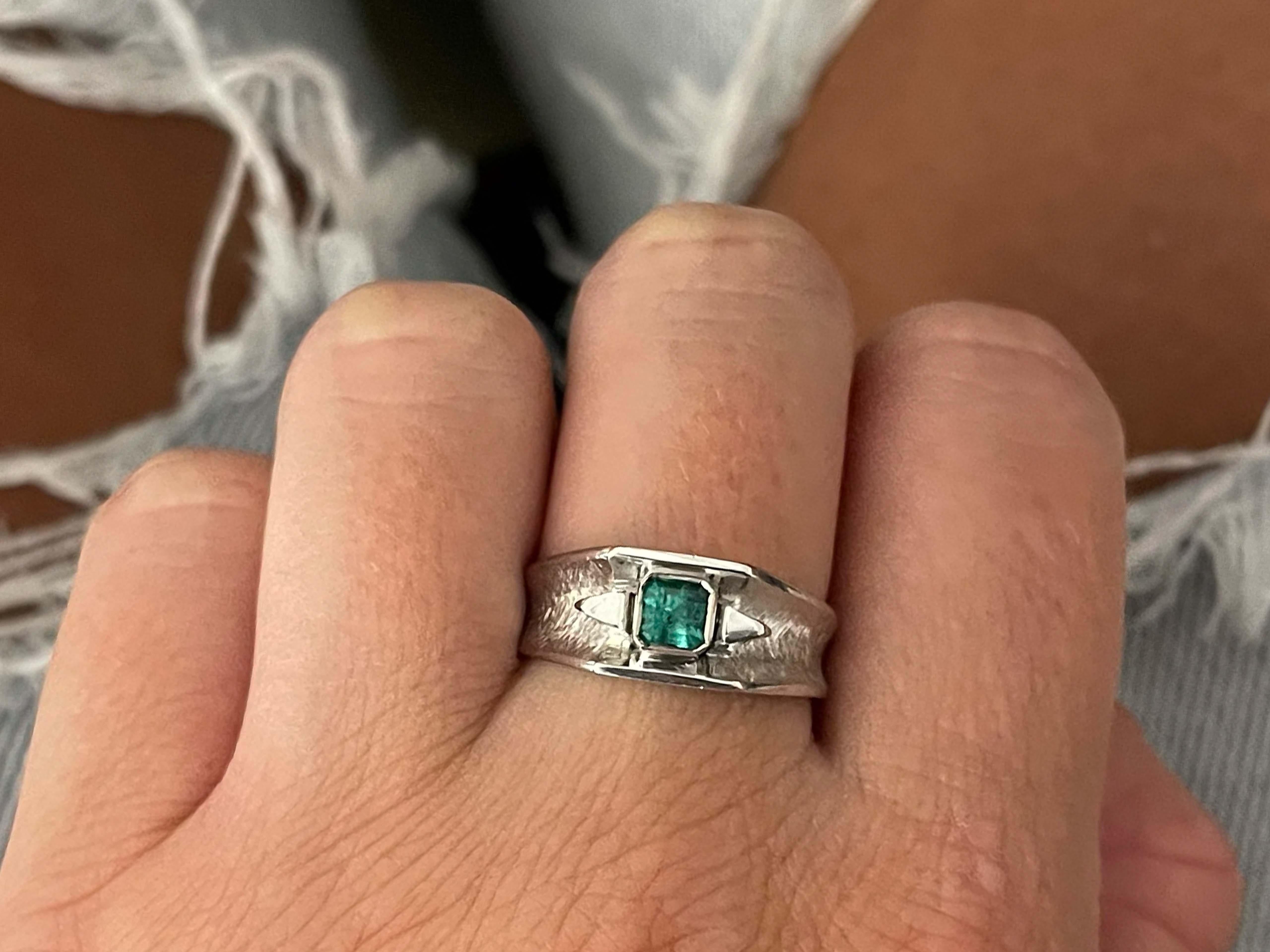 Item Specifications:

Metal: 18k White Gold

Style: Statement Ring

Ring Size: 9 (resizing available for a fee)

Total Weight: 8.3 Grams

Gemstone Specifications:

Gemstones: 1 green emerald

Colombian Emerald Carat Weight: ~0.40 carats

Shape: