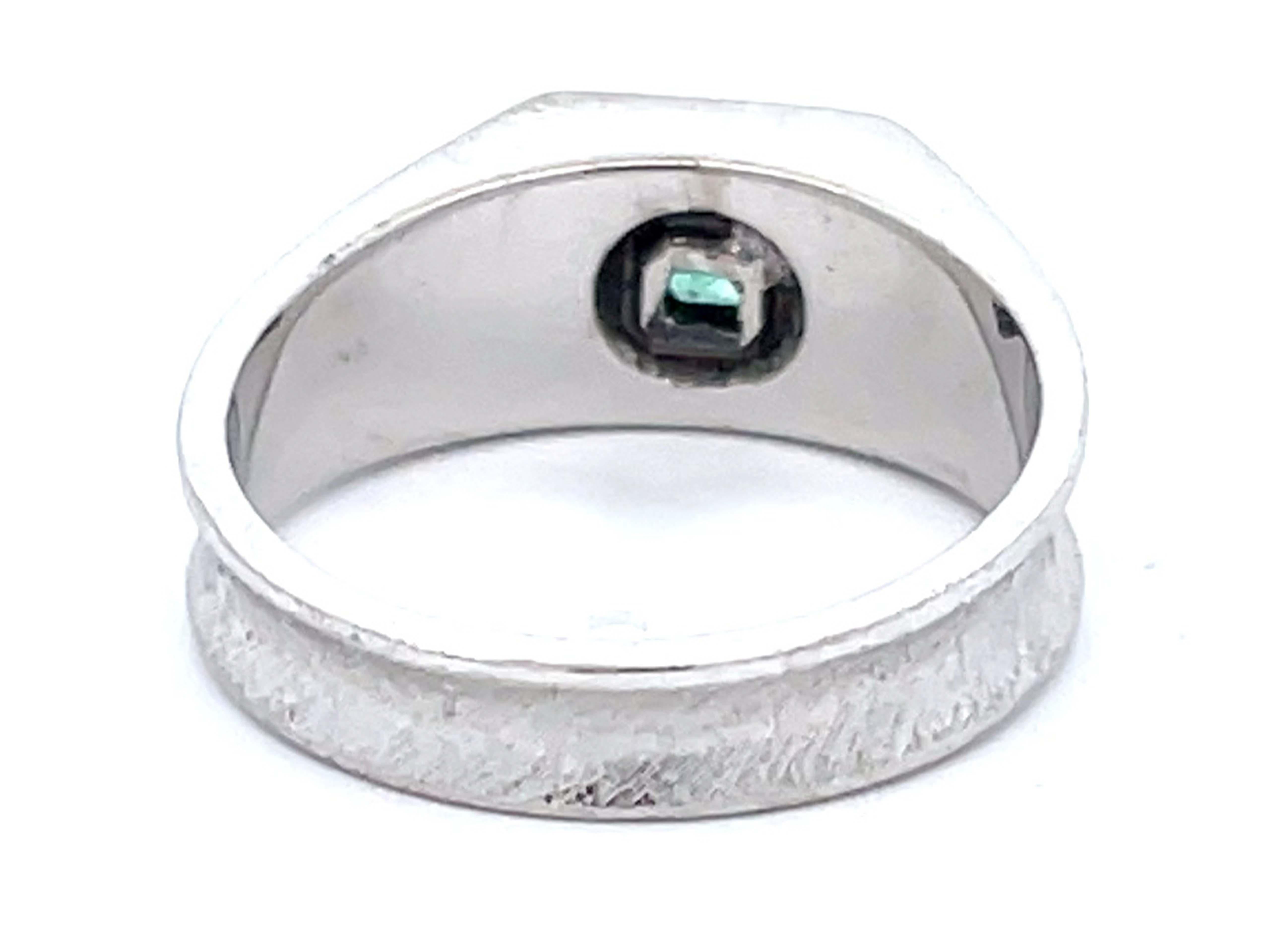 Columbian Green Emerald Ring in 18k White Gold In Excellent Condition For Sale In Honolulu, HI
