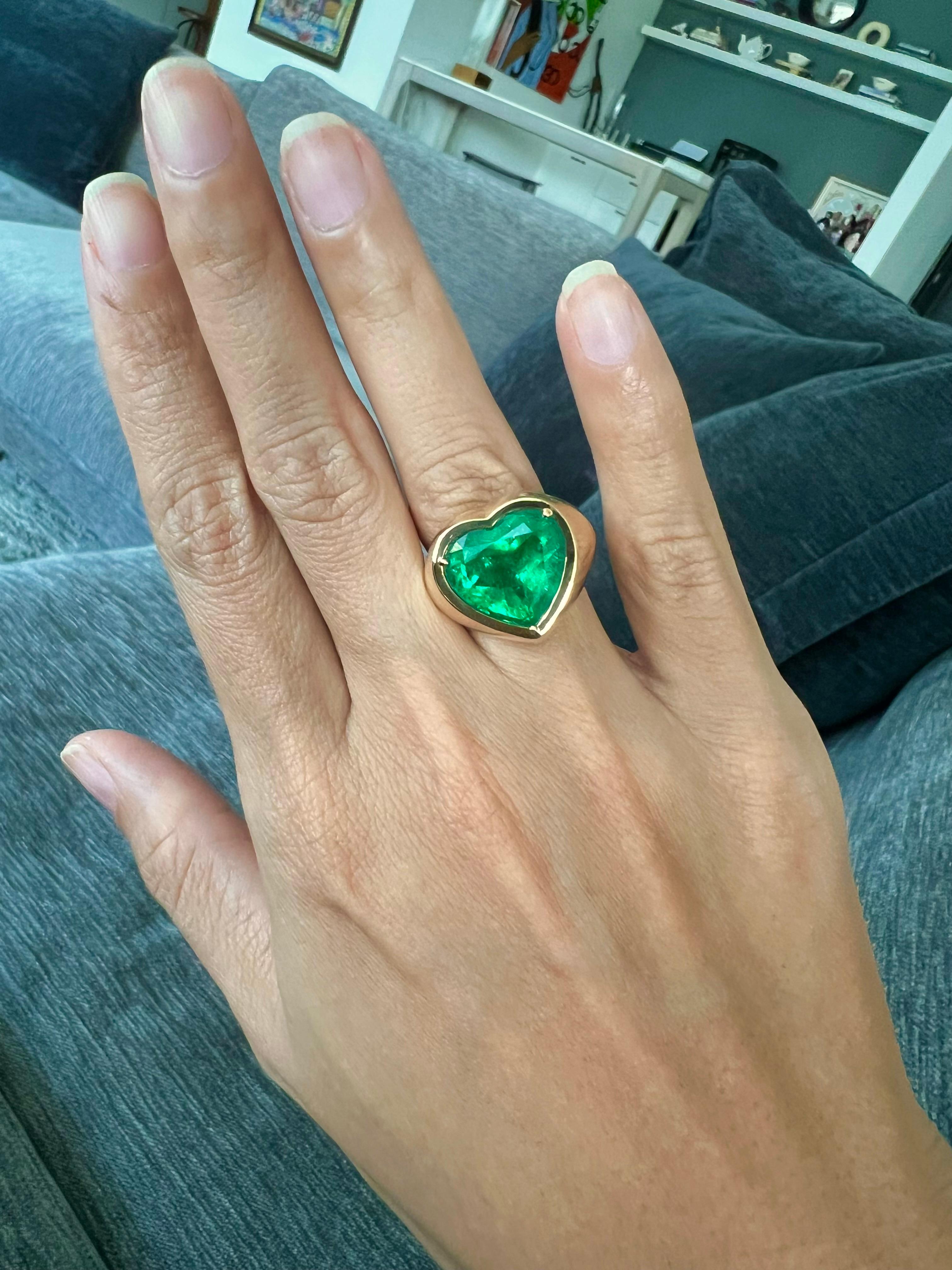 Heart Cut Columbian Heart shaped emerald ring For Sale