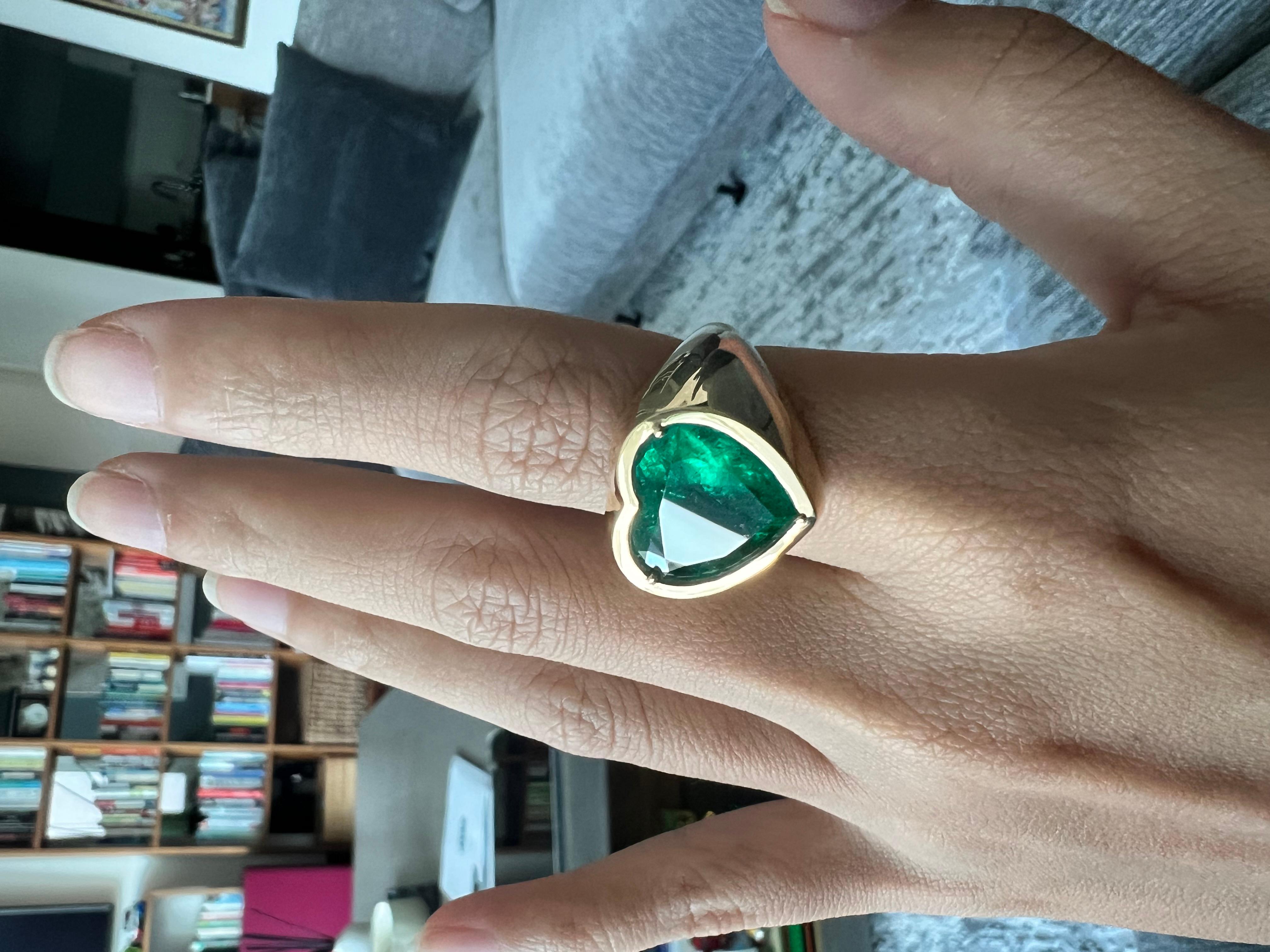 Columbian Heart shaped emerald ring In New Condition For Sale In Bangkok, TH