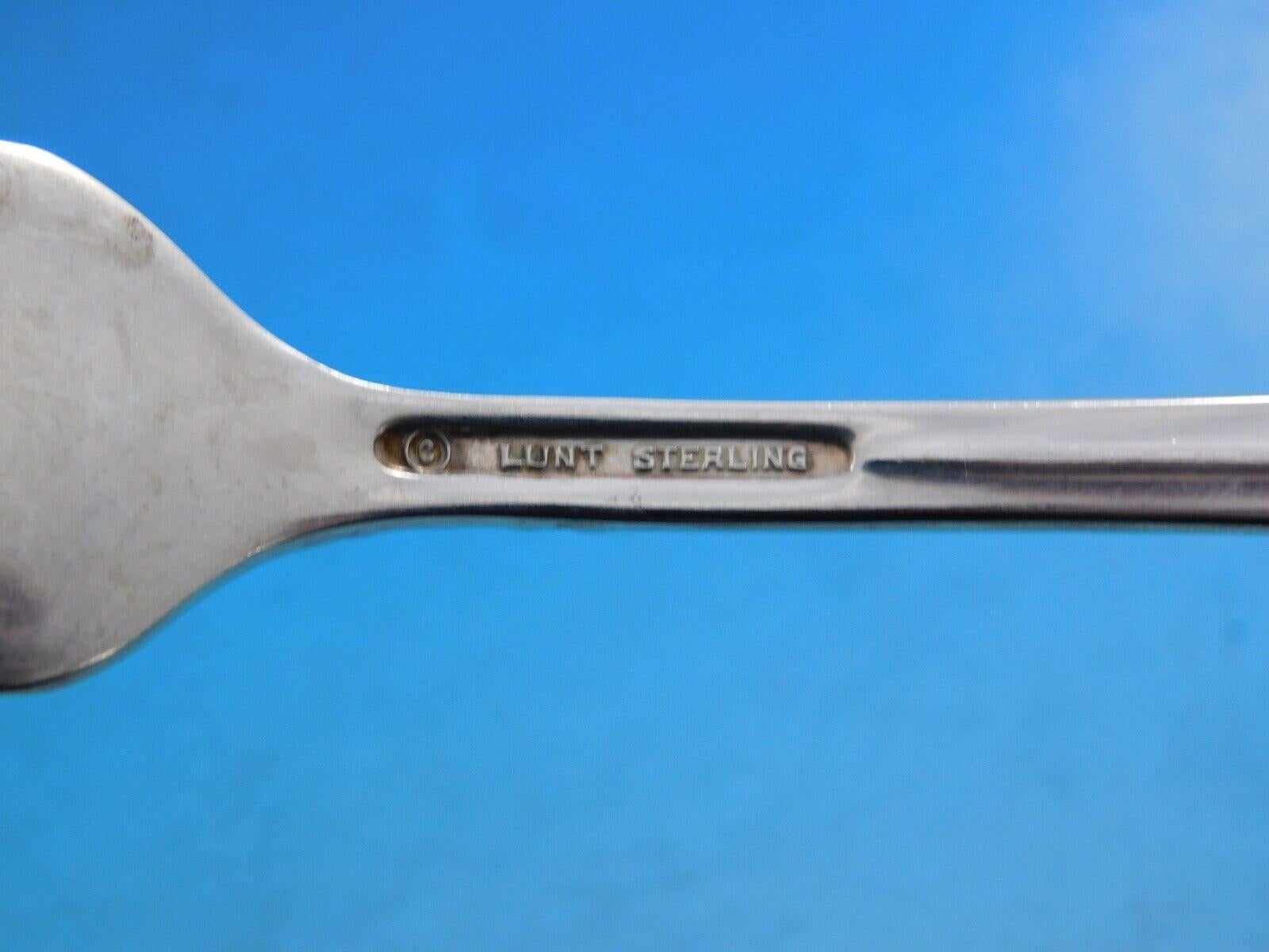 Columbine by Lunt Sterling Silver Flatware Service for 8 Set 42 pieces In Excellent Condition For Sale In Big Bend, WI