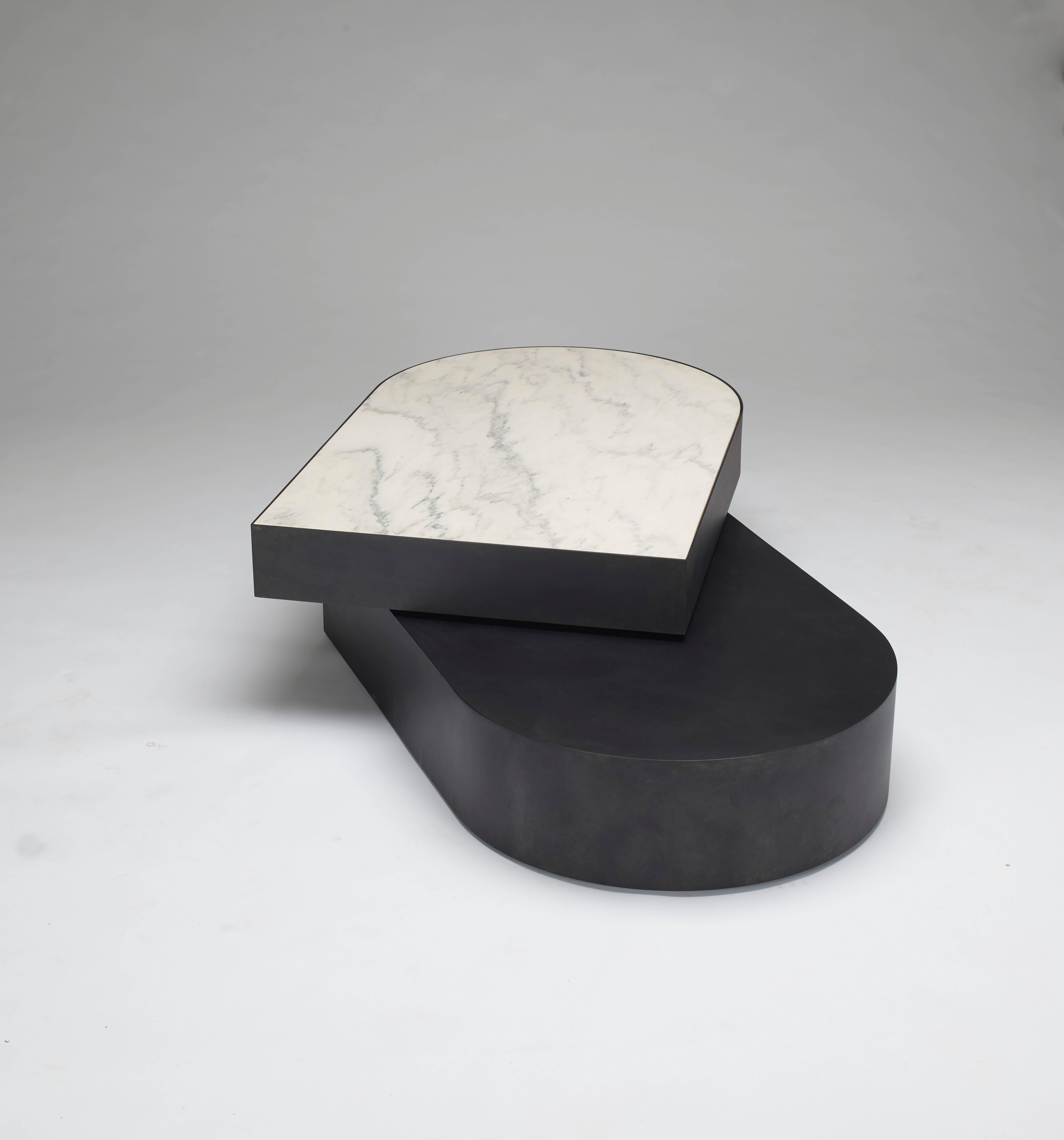 La table contemporaine Columbus est fabriquée en aluminium soudé à revêtement en poudre noir mat, avec un plateau en laiton poli miroir. Fabriqué en deux pièces avec une entretoise en delrin personnalisée entre les éléments. Cette conception moderne