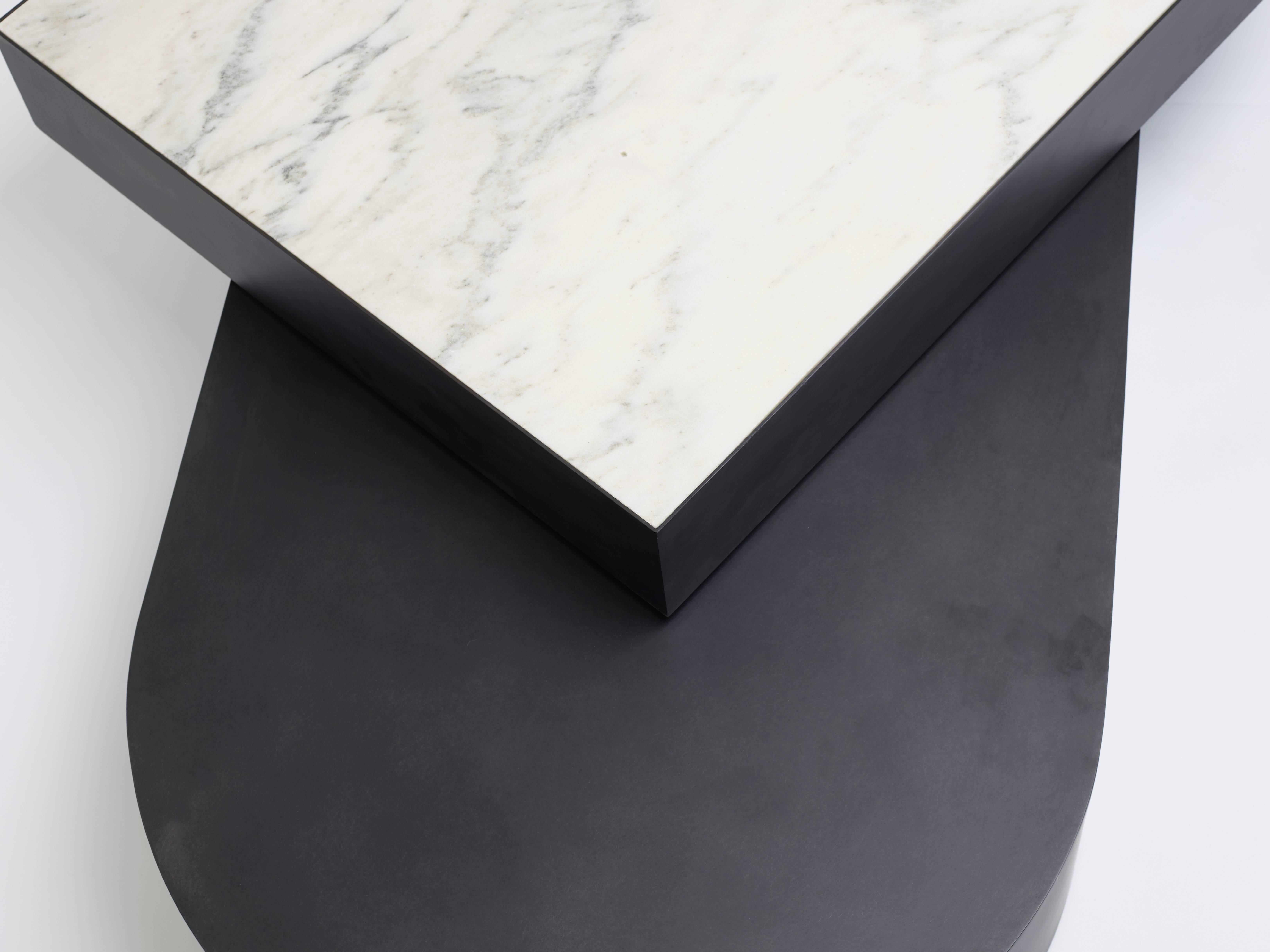 Minimaliste Table basse Columbus en acier noirci et marbre adouci de Jonathan Nesci en vente