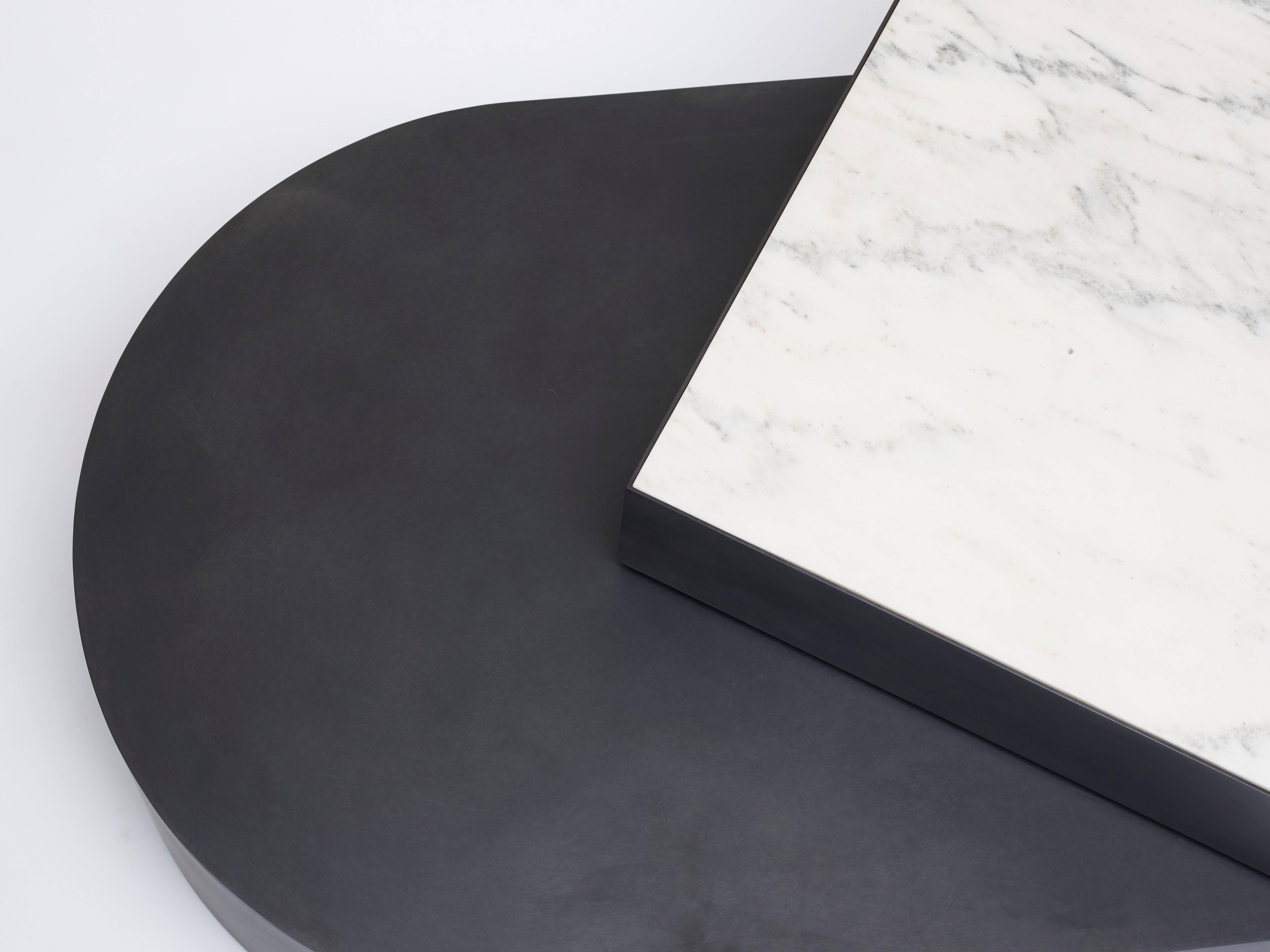 Américain Table basse Columbus en acier noirci et marbre adouci de Jonathan Nesci en vente