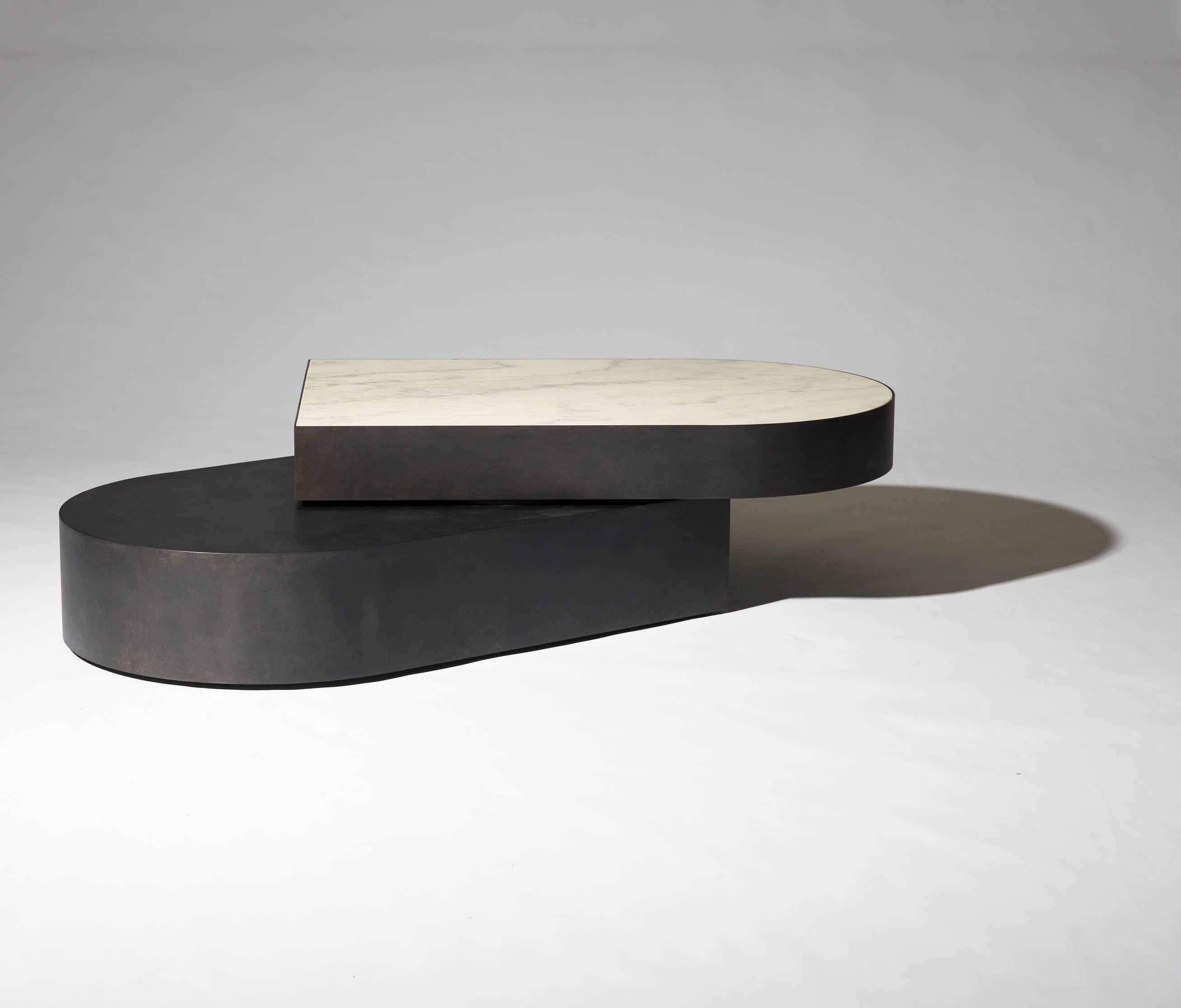 XXIe siècle et contemporain Table basse Columbus en acier noirci et marbre adouci de Jonathan Nesci en vente