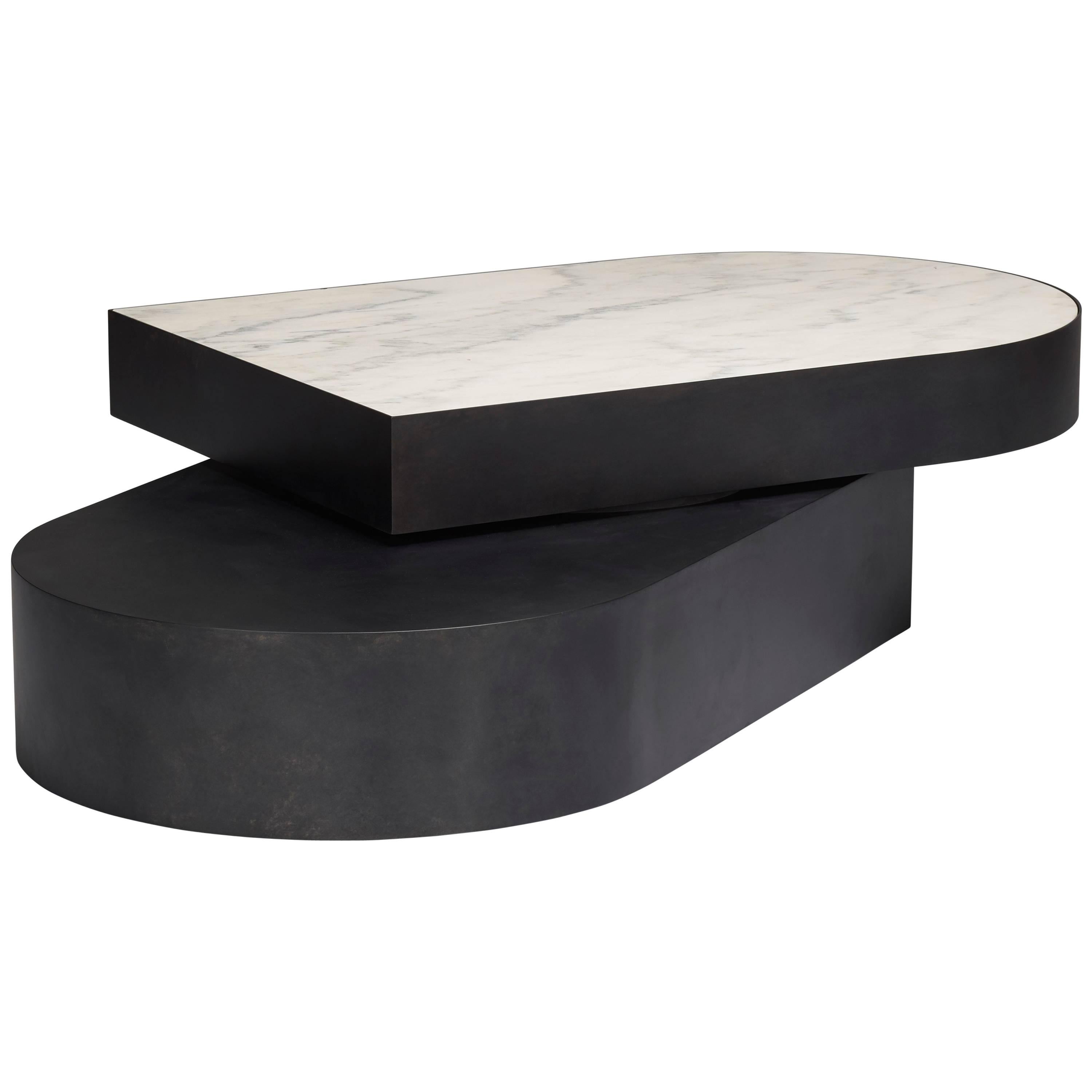 Table basse Columbus en acier noirci et marbre adouci de Jonathan Nesci