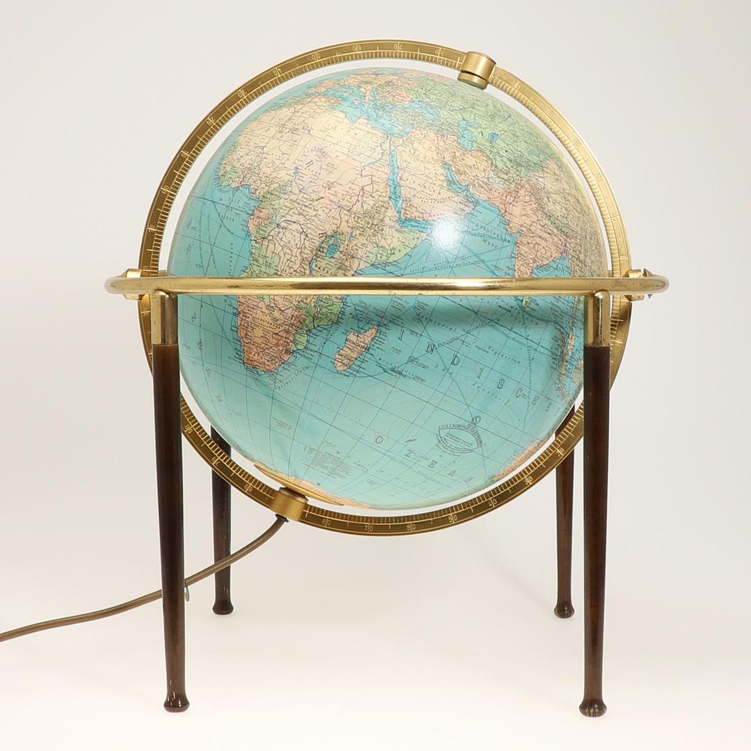 Columbus DUO terrestrial globe, glass, brass and wood, Germany, 1950s.
Globe made of glass, suspension made of brass with feet on wood, representation of a political map of the earth from the 1950s, on a tiltable and rotatable sphere