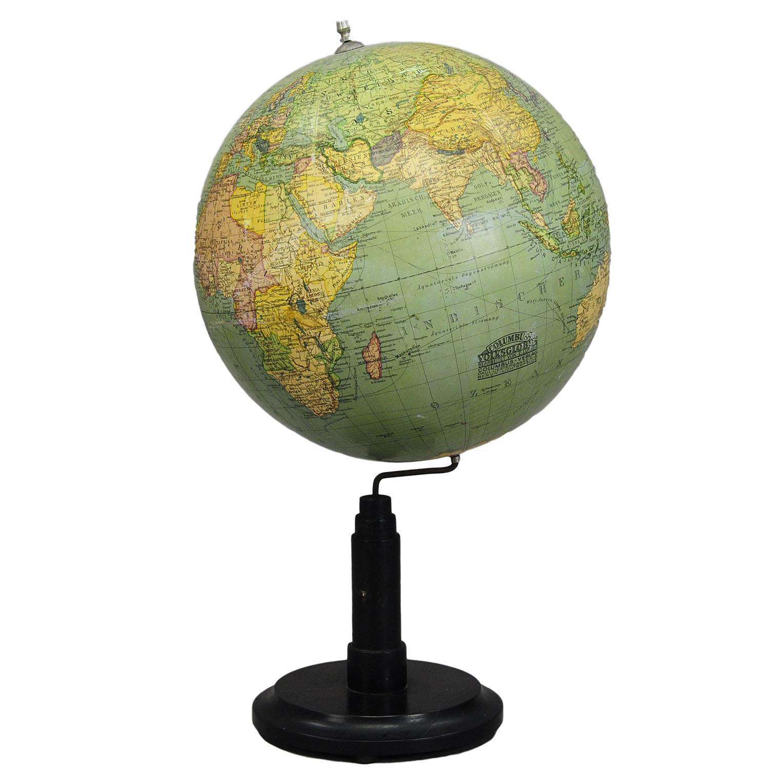Globe terrestre Columbus de Paul Oestergaard - Berlin, vers 1900

Globe terrestre antique traditionnel de Columbus avec une merveilleuse patine. Édité par Paul Oestergaard et révisé par C.C., Berlin vers 1900. Il a été utilisé comme matériel