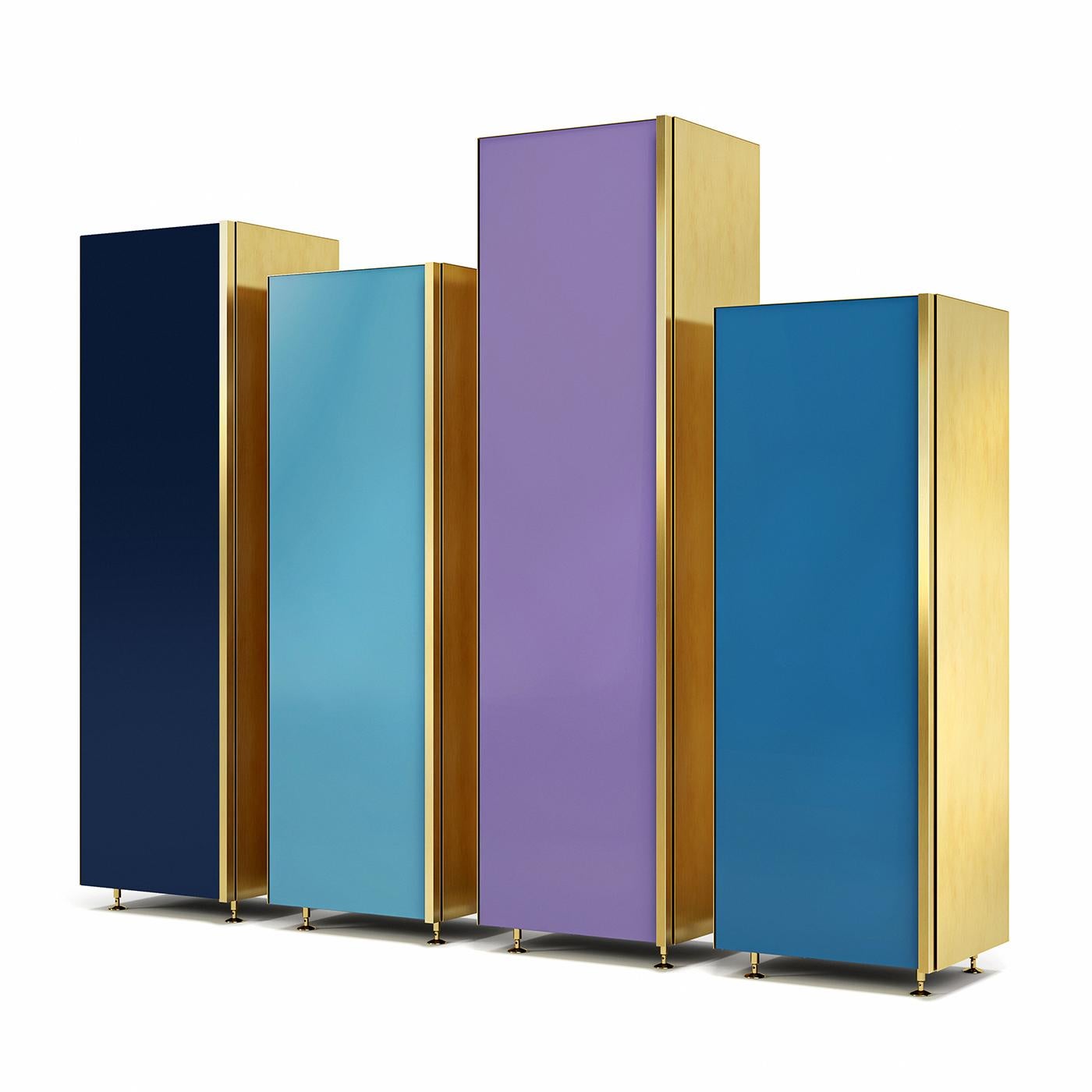 Evoking the charm of underwater color palettes, this set comprises four cupboards each measuring 55 cm in width, 45 cm in depth, and respectively 185, 170, 200, and 155 cm in height proceeding from left to right. Their wooden frame flaunts sides in