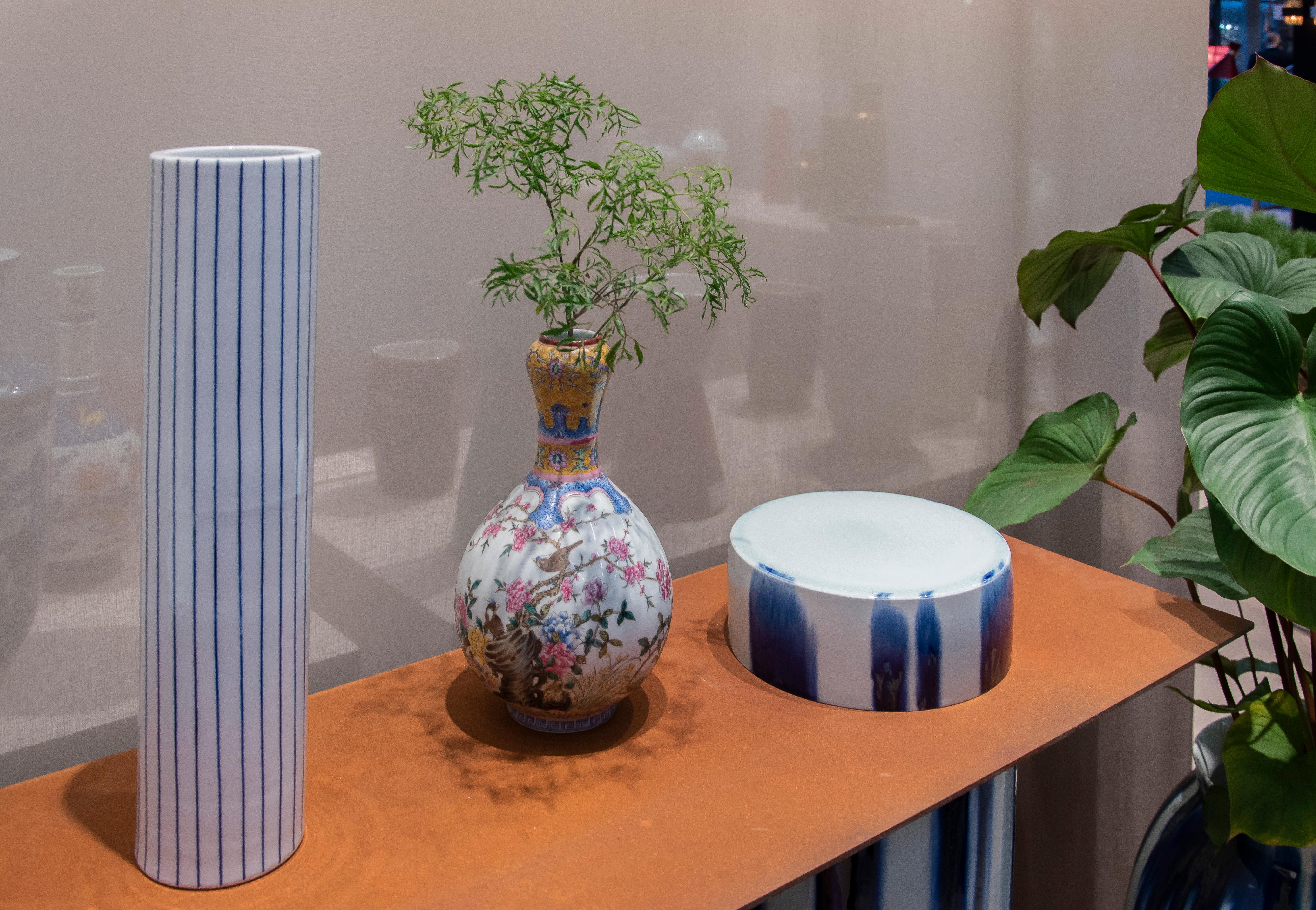 Moderne Étagère contemporaine à colonne « 3 lev » en porcelaine et acier Corten en vente