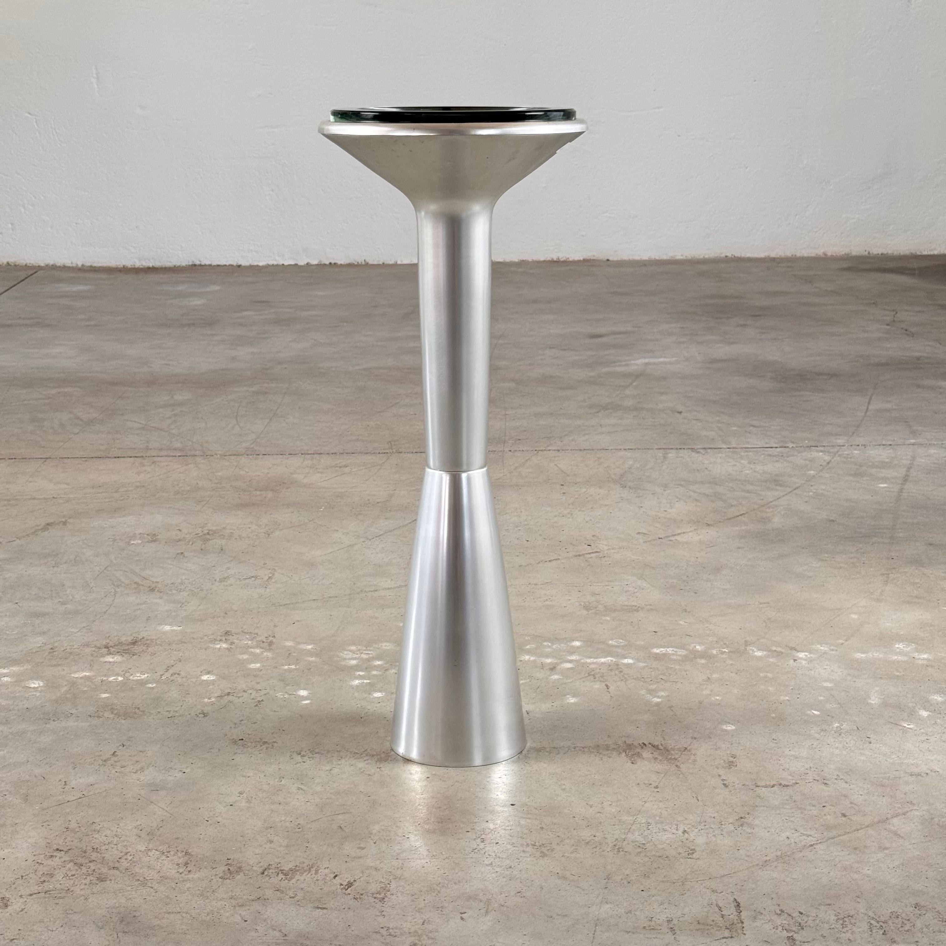 This stunning column ashtray, designed by Gianni Moscatelli for Formanova in the 1960s, embodies the elegance of mid-century Italian design. Featuring a beautiful deep blue/green glass insert reminiscent of Fontana Arte's iconic works, this piece is