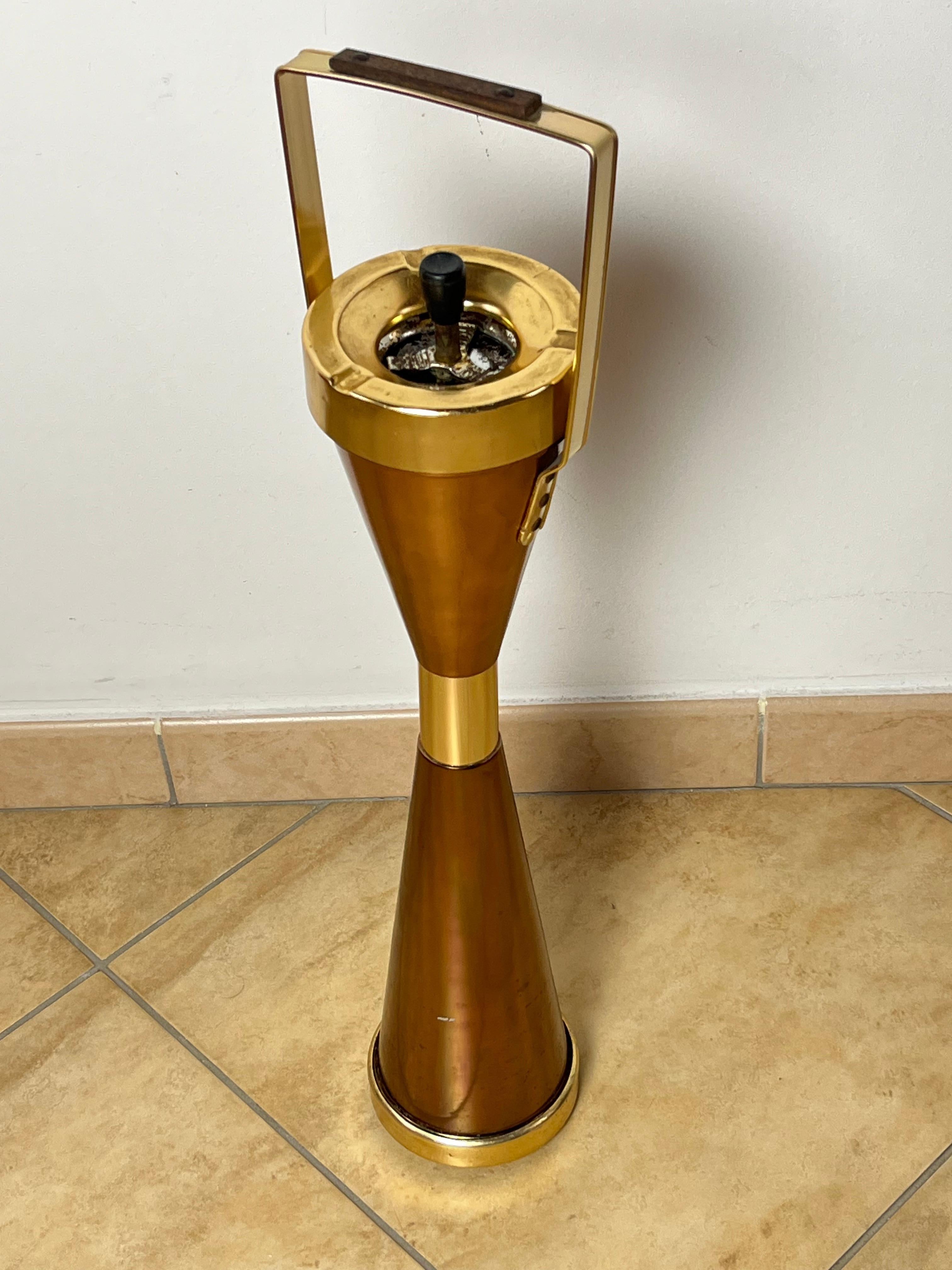 Column ashtray in brass and copper, Italy, 1950s
Found in a notary's office, it is intact and functioning. It has oxidation on the small central metal part.