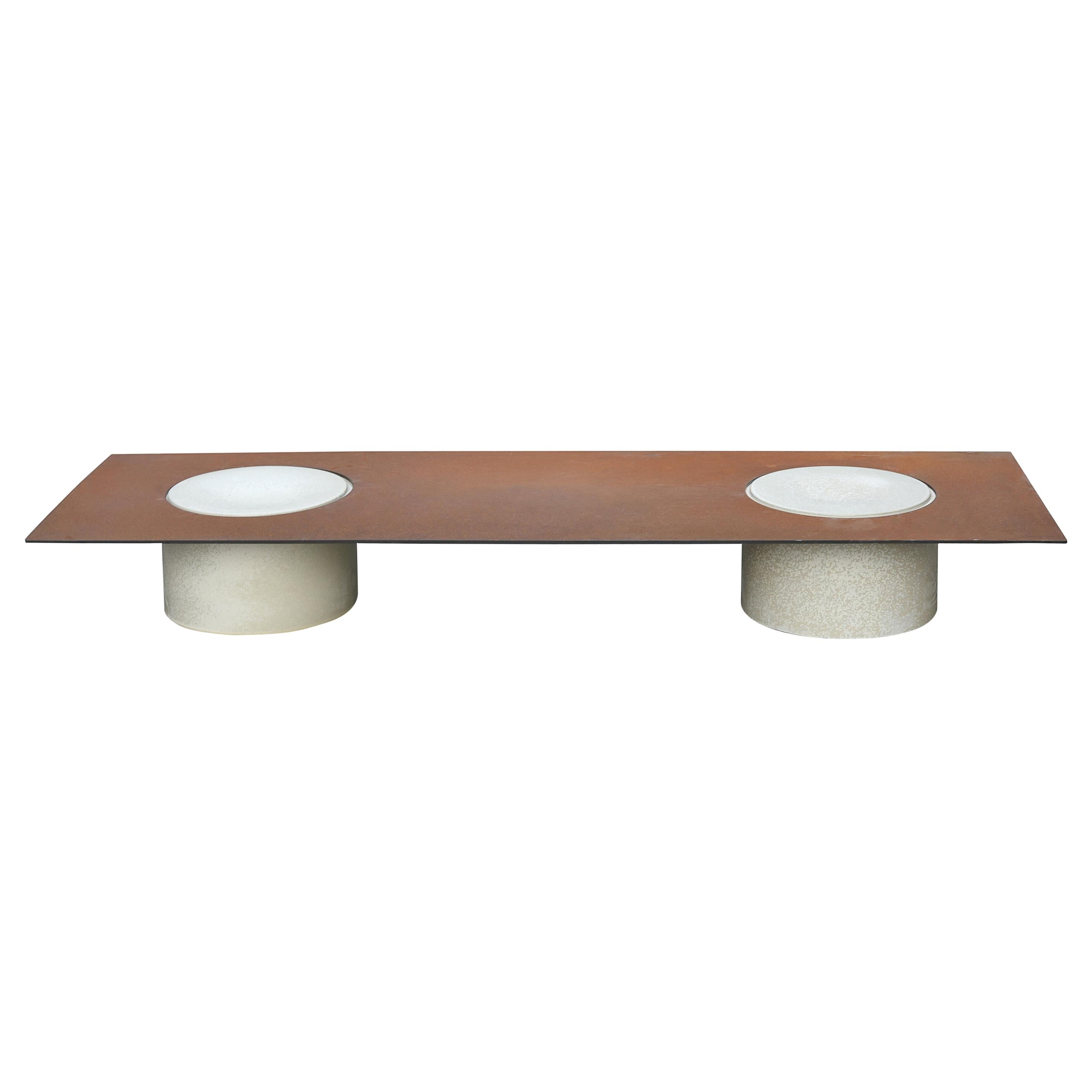Table basse contemporaine à colonne en porcelaine et acier Corten 